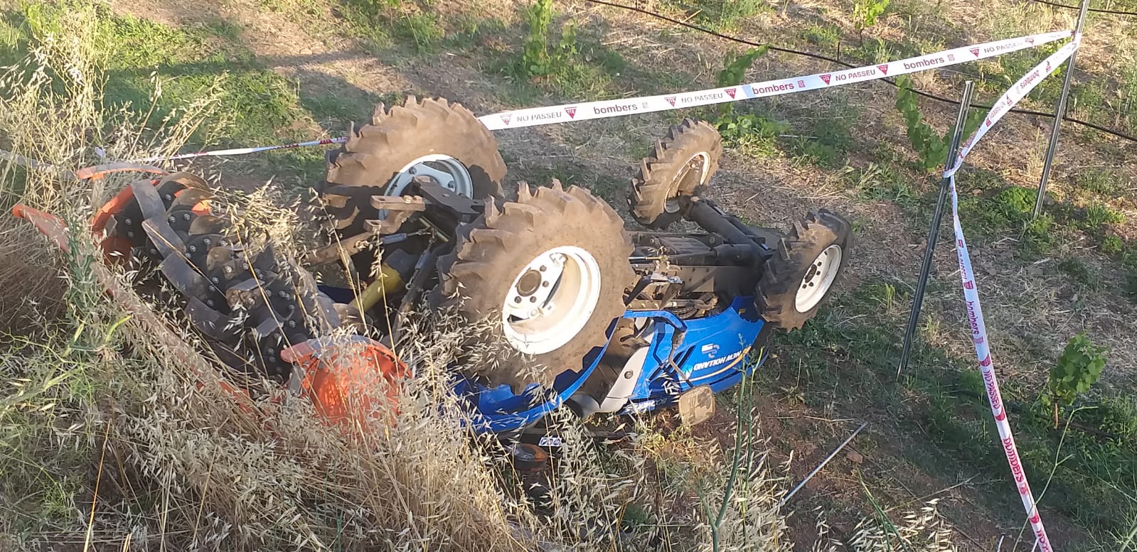 El tractor bolcat en unes feixes de Vallcàrquera