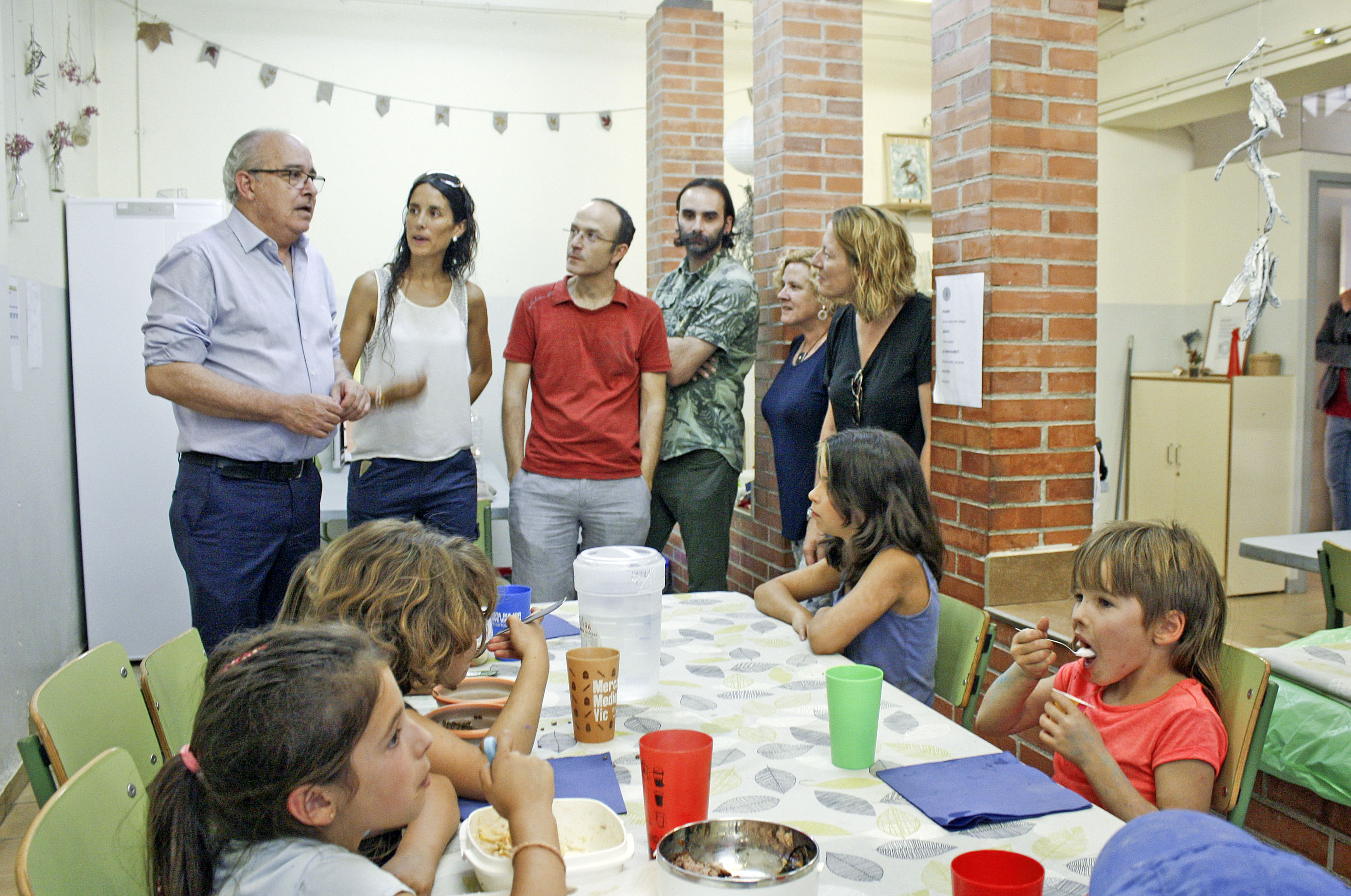 Bargalló amb l'equip directiu del centre, l'alcalde Txevi Rovira i la delegada dels Serveis Territorials Dolors Collell