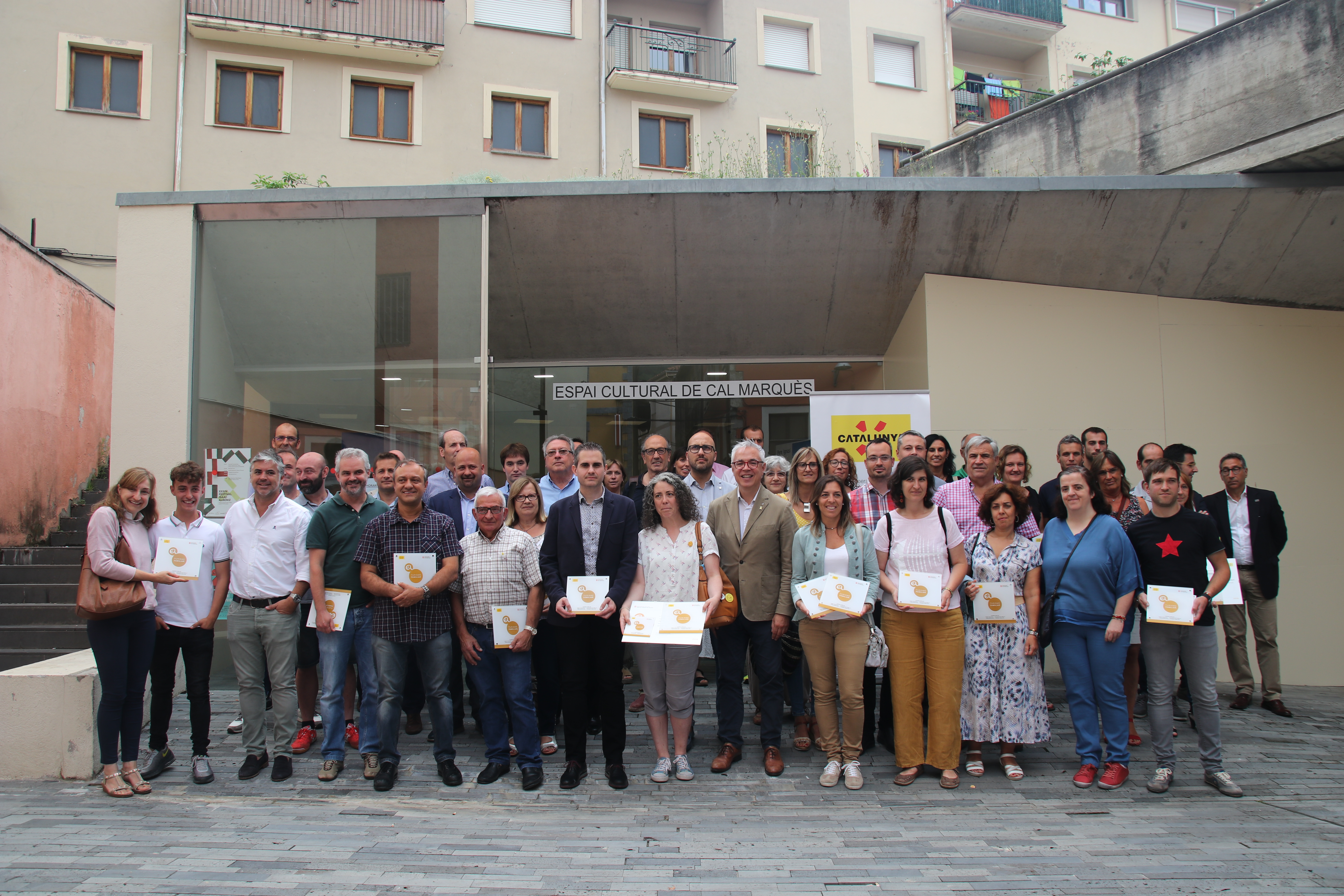 Foto de família a l'acte de certificació de la Vall de Camprodon com a Destinació de Natura i Muntanya en Família