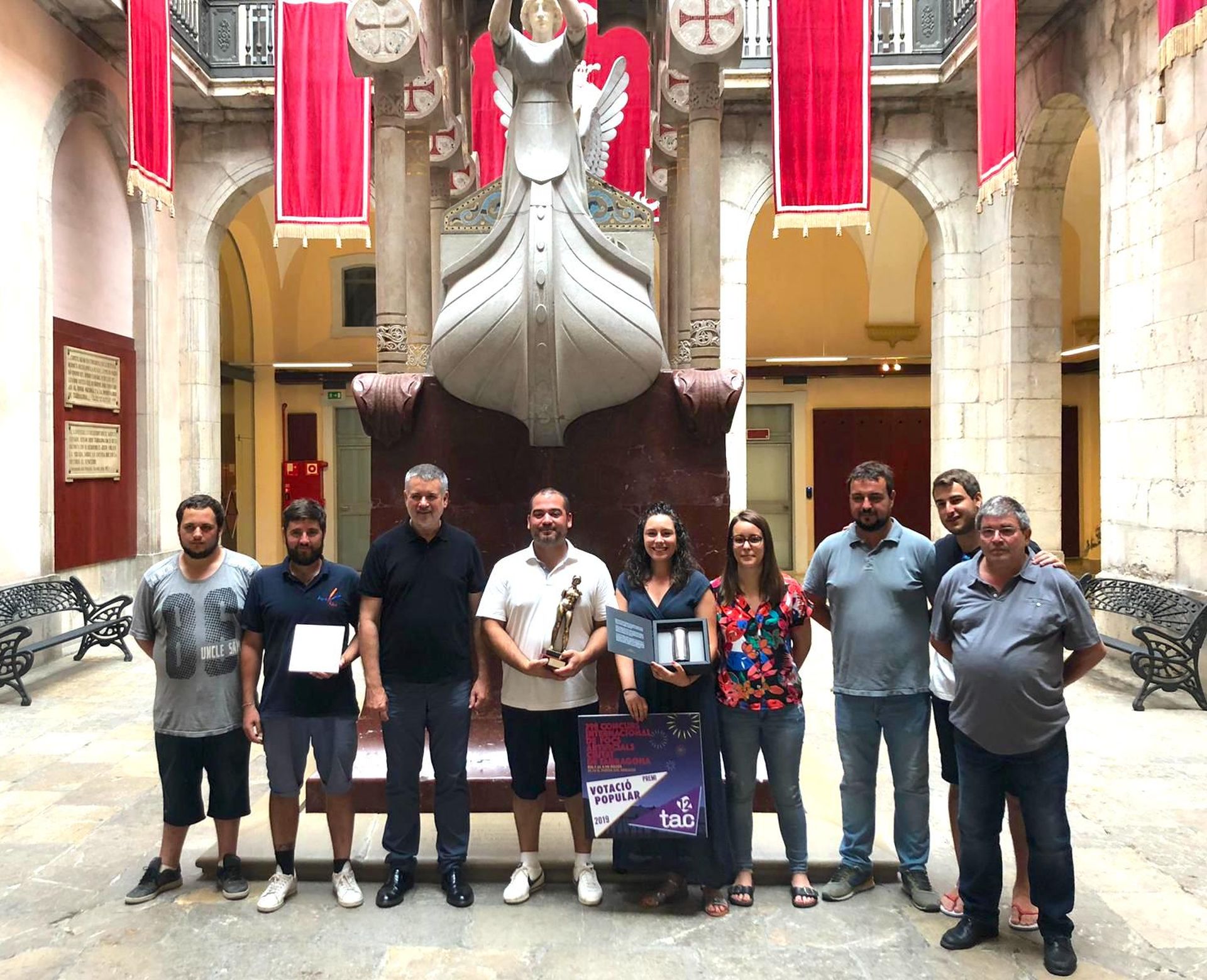 Representants dels ajuntaments de Tarragona i de Granollers i de la pirotècnia guanyadora