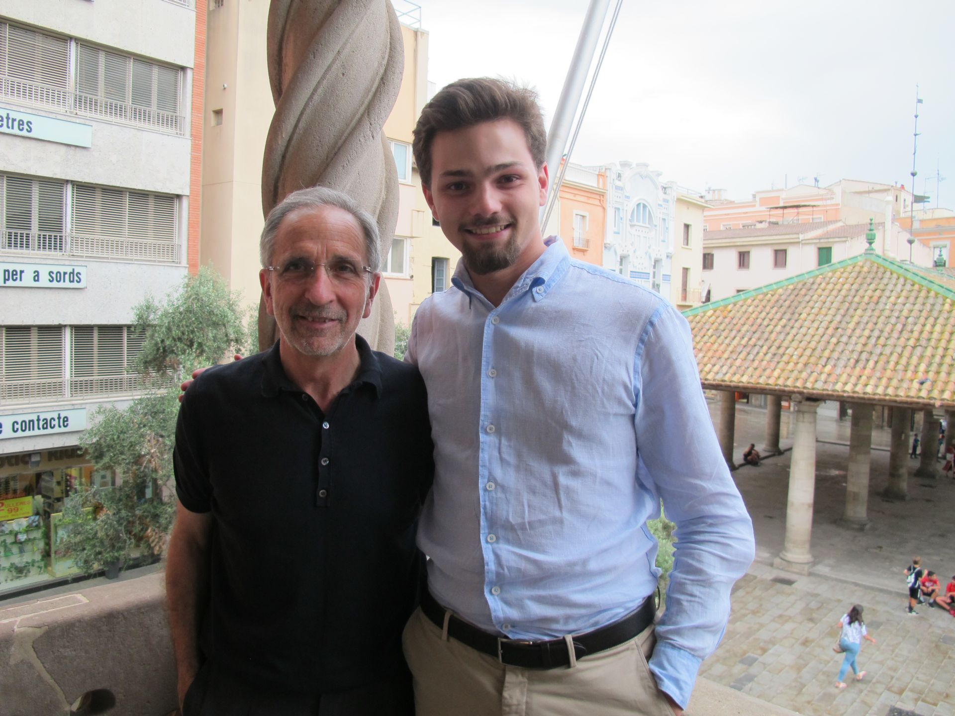 Marc Grau amb l'alcalde Josep Mayoral al balcó de l'ajuntament