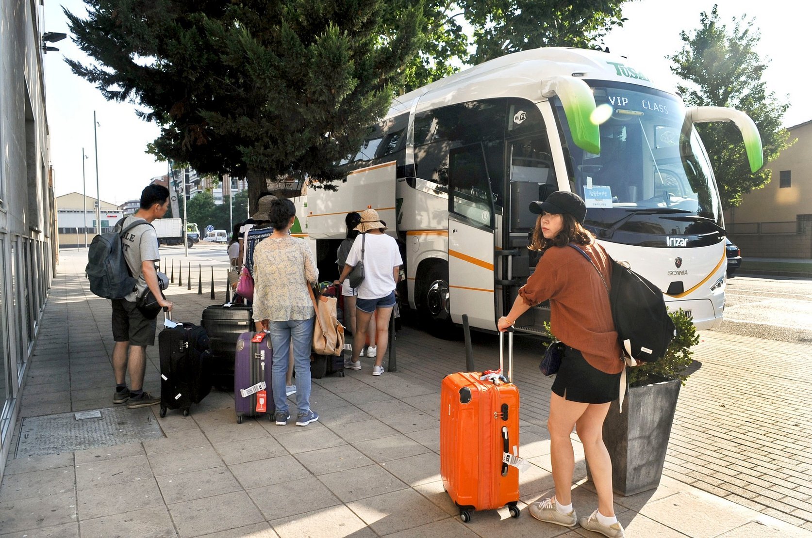 Un grup de turistes agafa un autobús a l'accés d'un dels hotels de Granollers