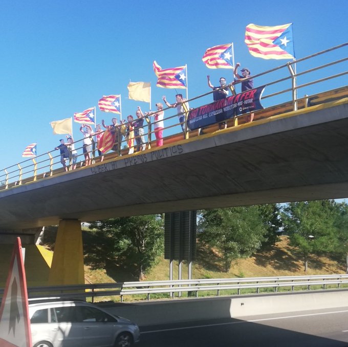 Activistes del CDR protestant al pont de la C-17, a Malla