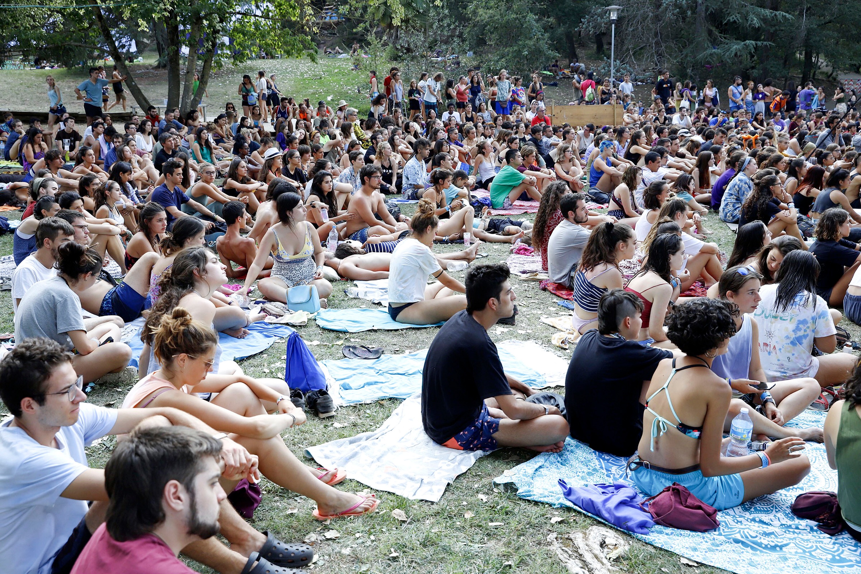 El públic del Bioritme, divendres a la tarda, assistint a les activitats paral·leles que es feien al recinte