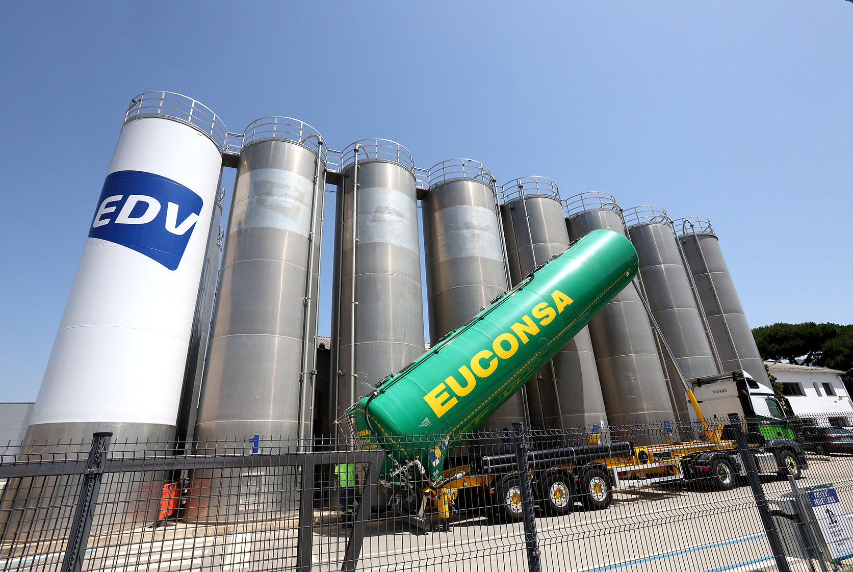 Aspecte exterior de la planta d'EDV Packaging Solutions a Llinars