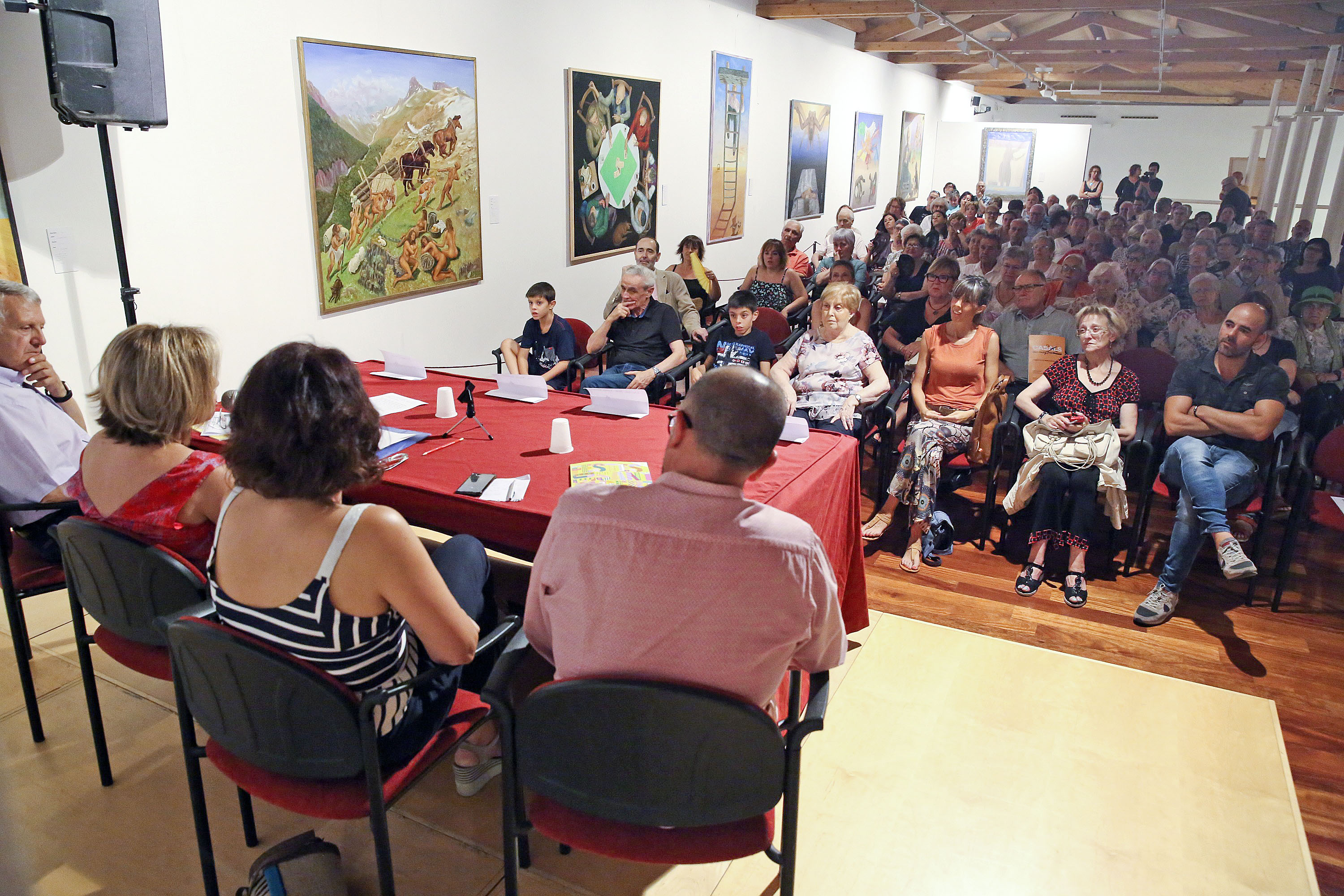 El pregó de Nüria Ibáñez, segons per l'esquerra, va omplir la sala d'actes del Museu de l'Art de la Pell, aquest dijous al vespre