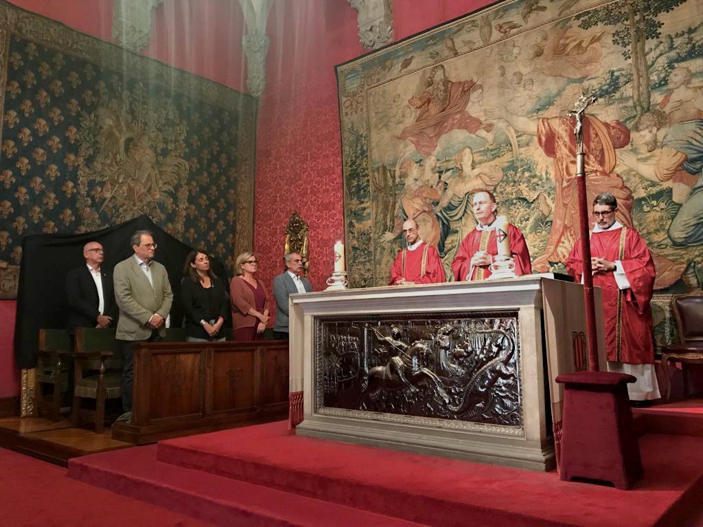 Turull, darrera l'altar al centre, durant la missa amb Torra i Budó