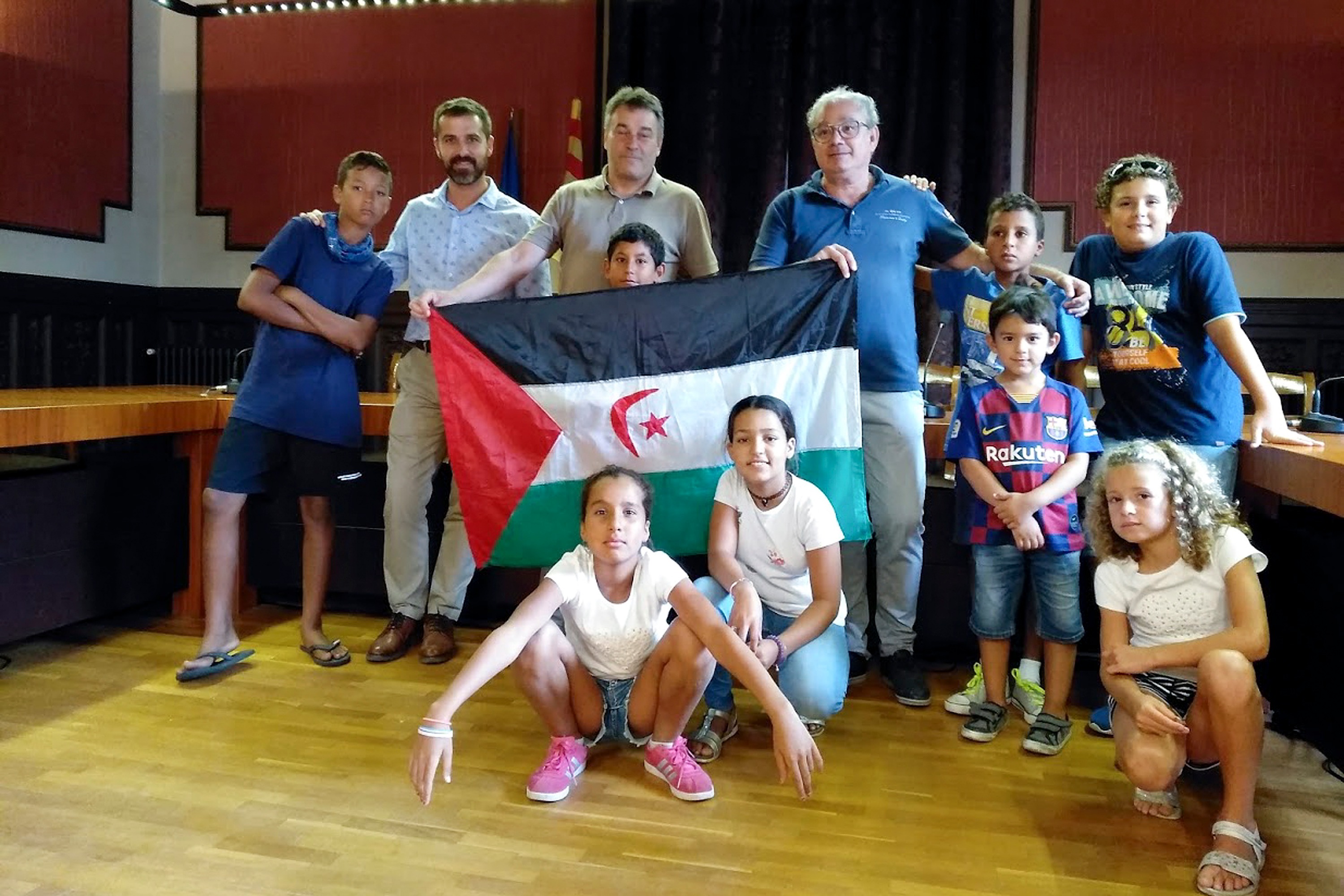 Nens saharauis amb famílies acollidores i representants de l'Ajuntament