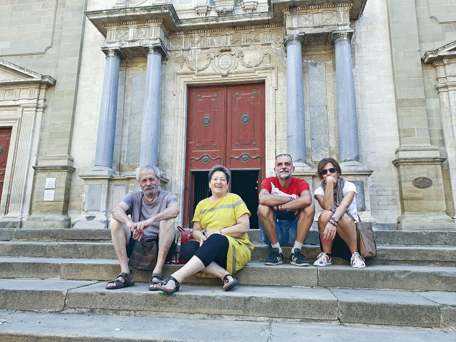 Bruno Bellomonte, Caterina Tani, Marco Peltz i Stefania Bonu davant de la catedral de Vic