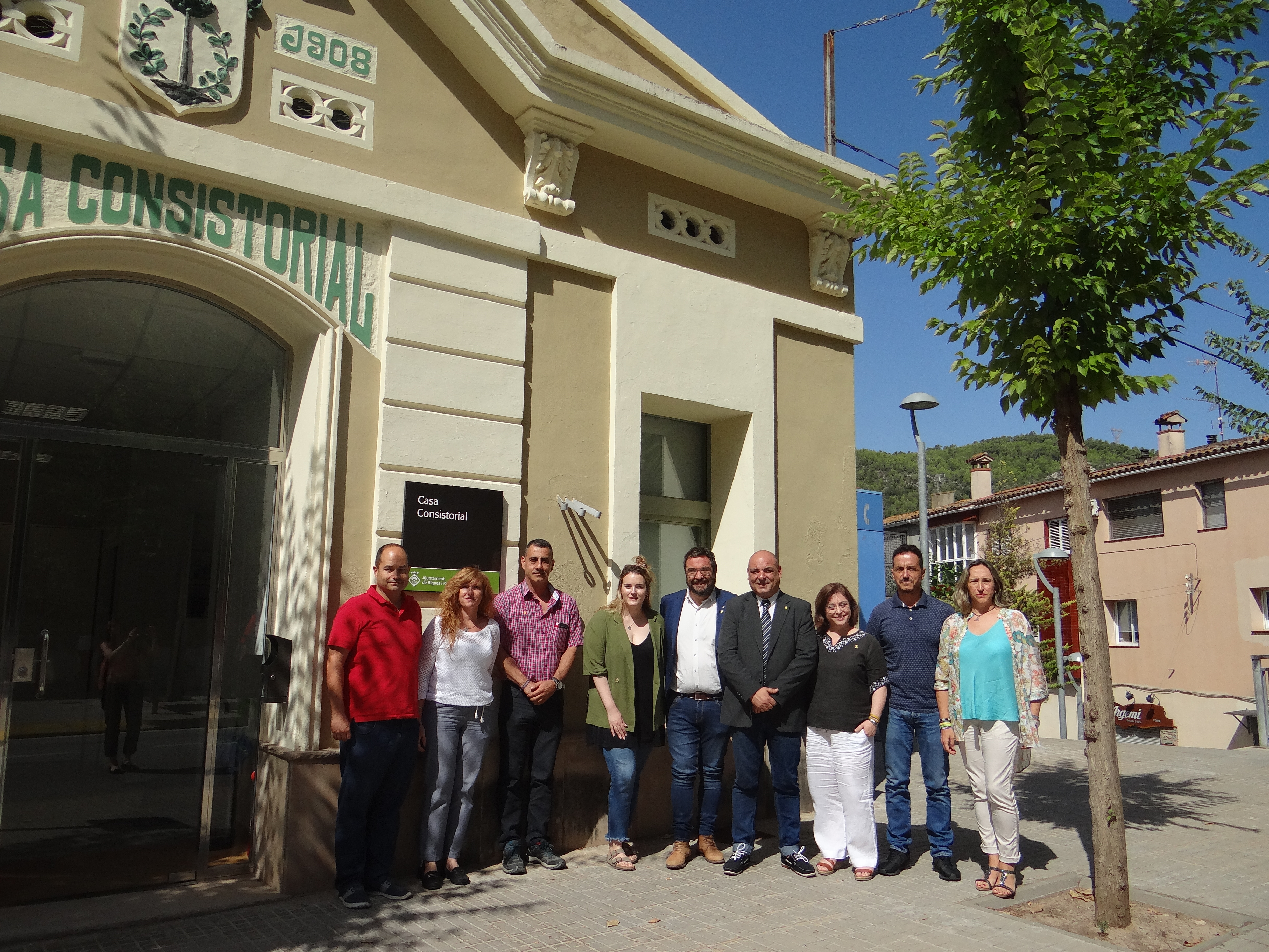 Foto de família dels regidors del govern de Bigues i Riells amb el delegat de la Generalitat, dijous passat