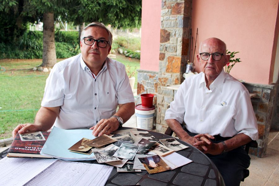 Josep Sabatés, a la dreta, amb el seu fill Lluís, mirant fotografies i revivint la història familiar, dimarts a la tarda al jardí de casa seva
