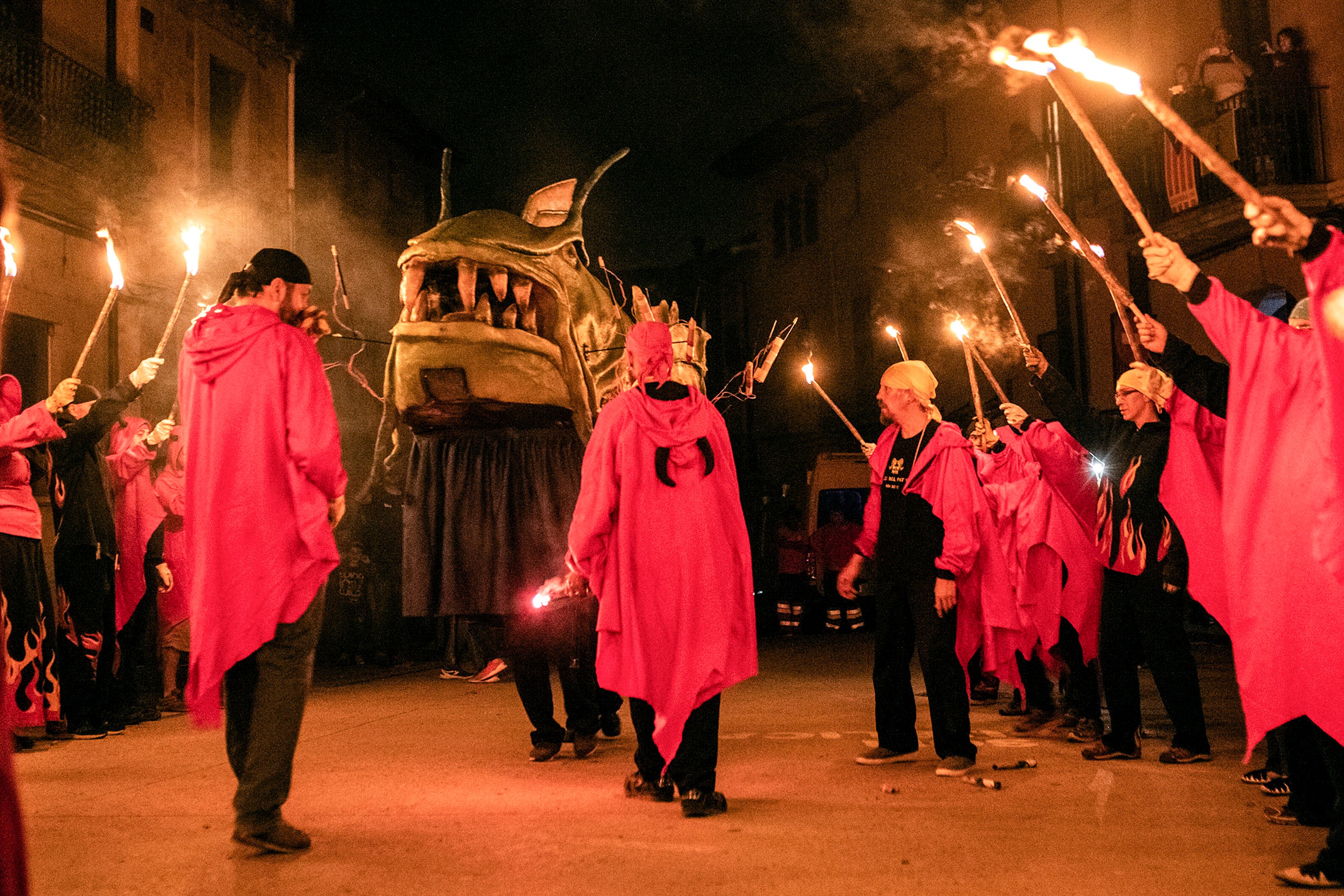 Membres de la colla dels Diables del Pont Vell, donant la benvinguda al Peix de Foc, divendres al vespre, al principi d’un concorregut correfoc