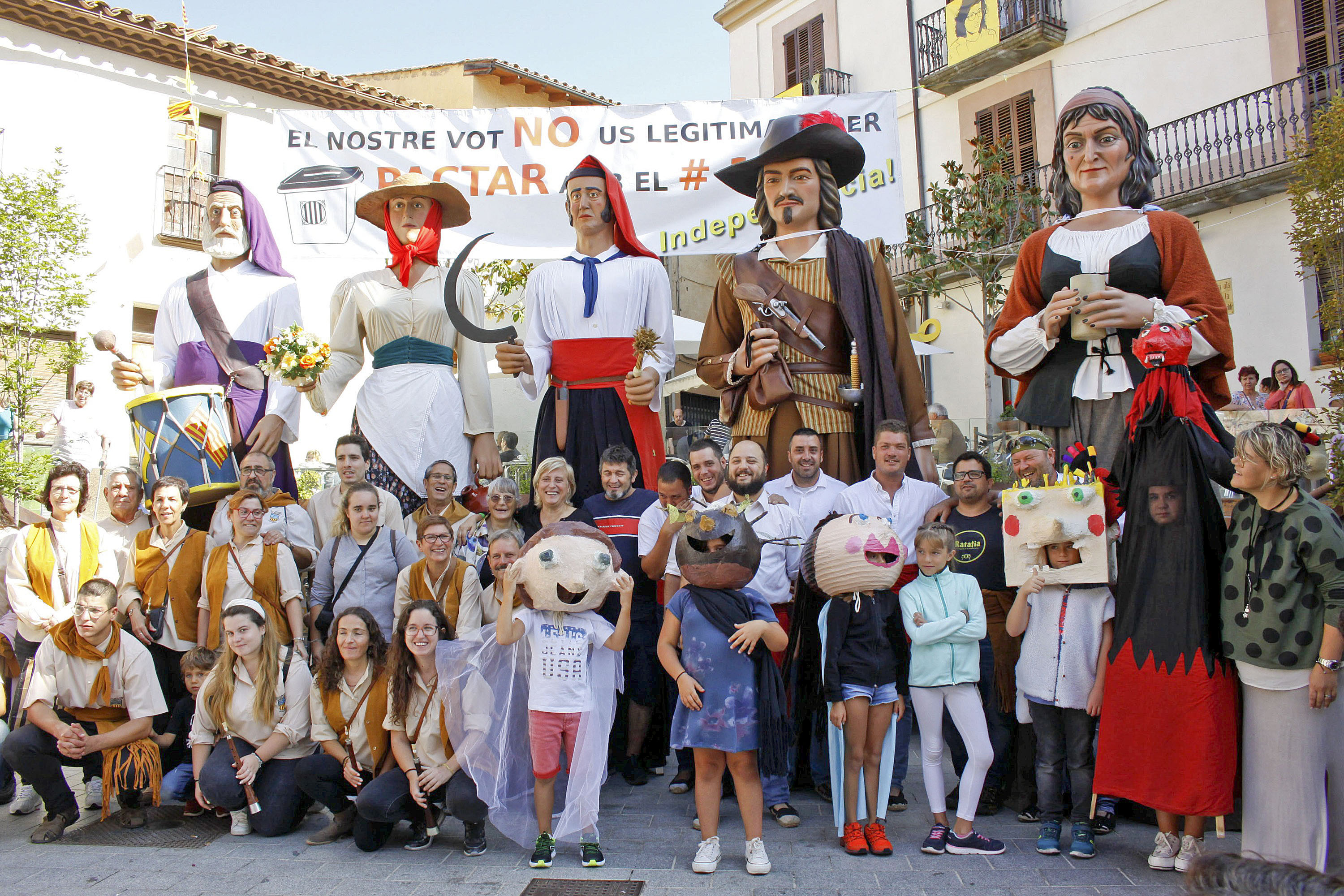 En Serrallonga i la Maria Joaneta, a la dreta, al costat dels tres gegants de Riudarenes i els membres de les dues colles, amb l'alcaldessa i la regidora de Cultura