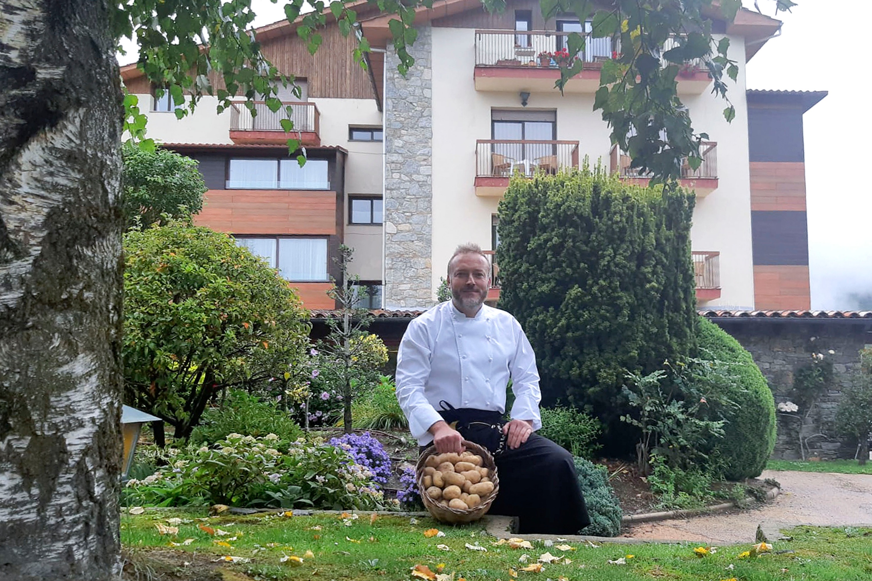 Jordi Soler, davant de l’Hotel Calitxó, a Molló, amb un cistell de trumfes