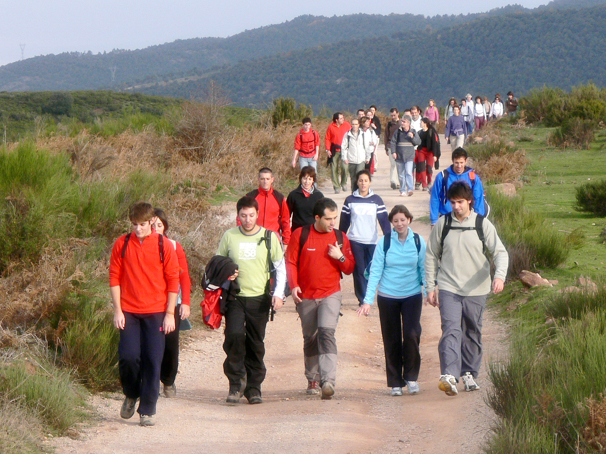 Un grup de caminants passa per la Calma l'any 2006