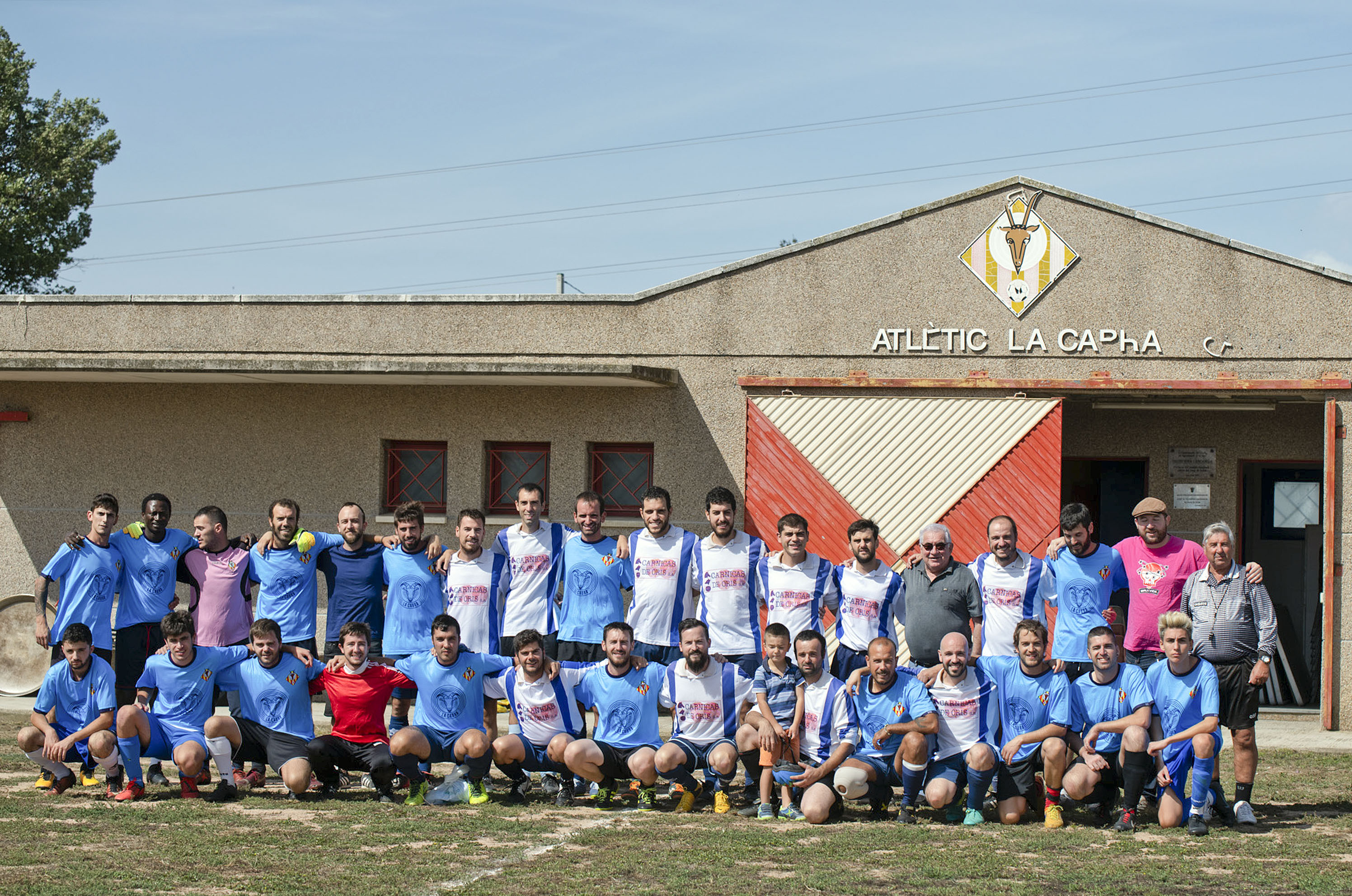 Jugadors i exjugadors de La Cabra, amb el col·legiat, abans de començar el darrer partit en aquest terreny de joc