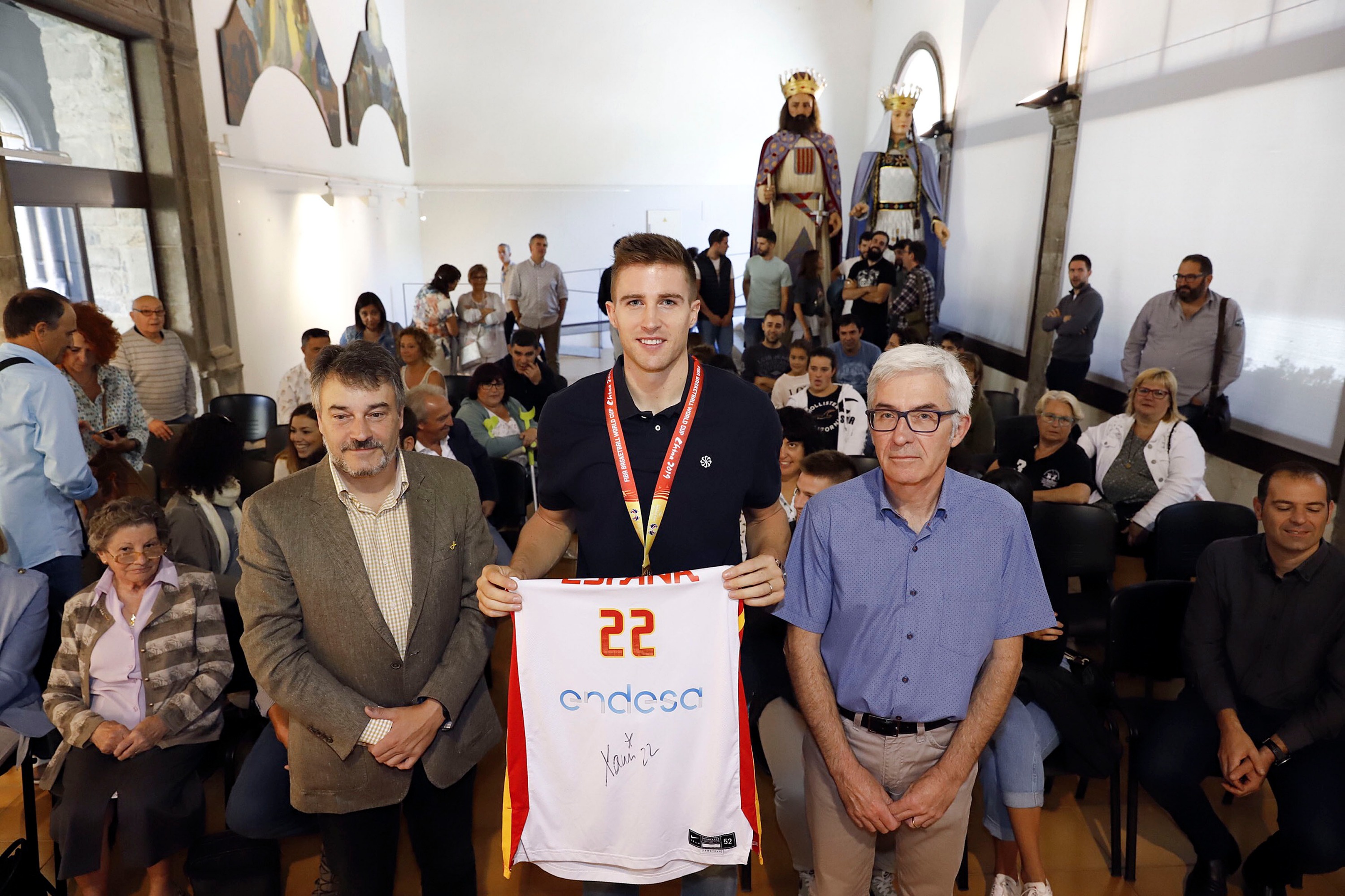 L’alcalde, Jordi Munell, i el regidor d’Esports, Josep Isern, amb el jugador en l’acte de diumenge
