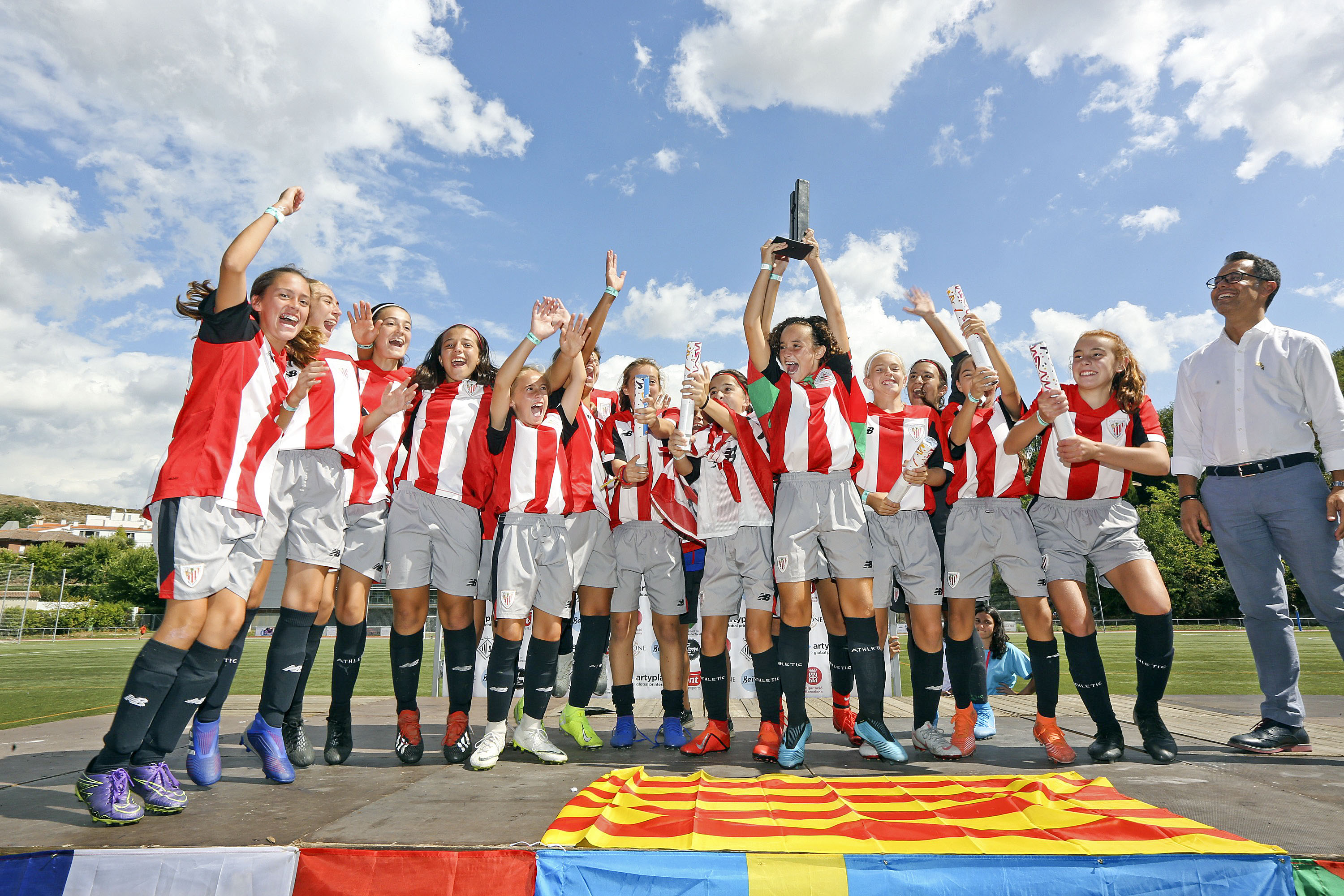 Les jugadores de l’Athletic de Bilbao, amb la copa de campiones de la Torelló Cup