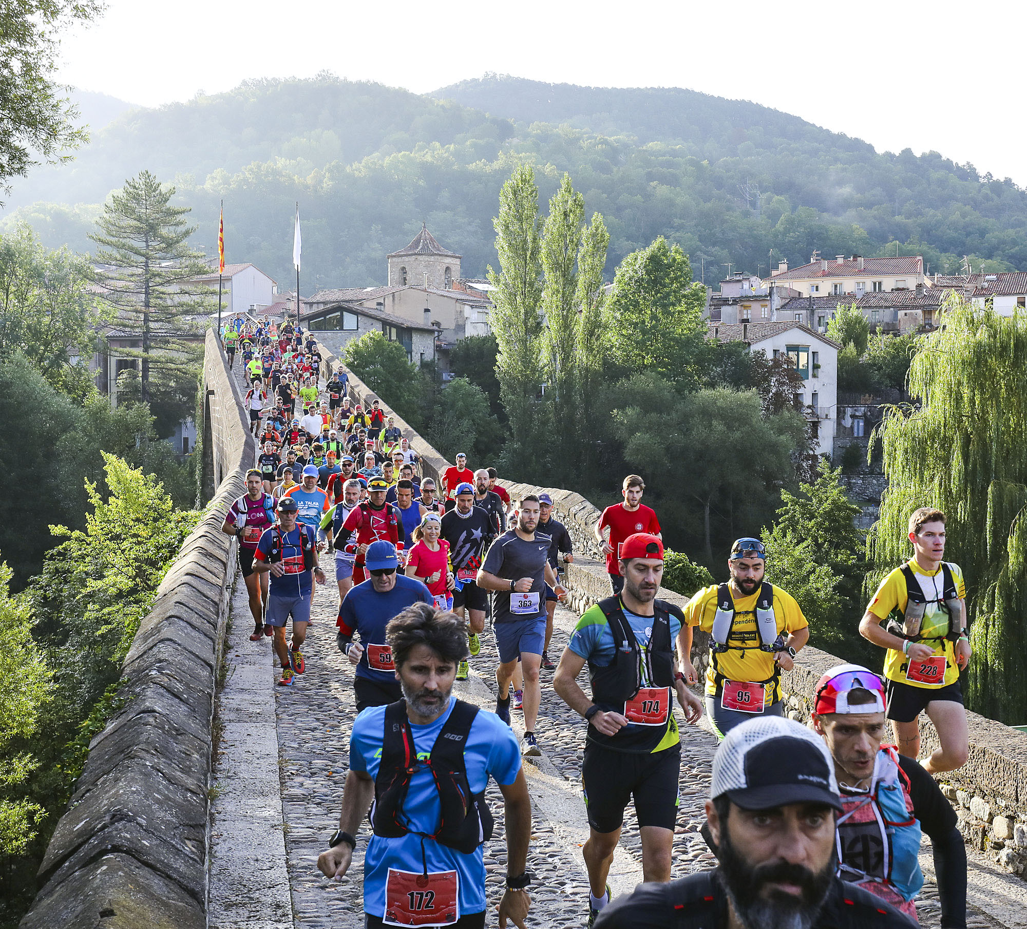 El pont Vell de Sant Joan, en un moment de la sortida de la cursa