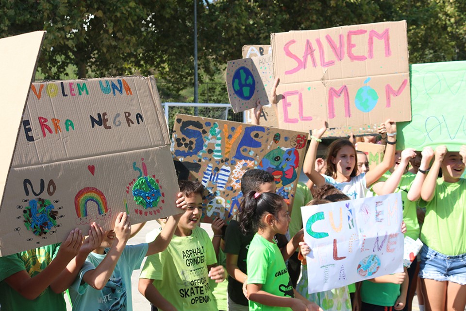 Alumnes de l'escola Les Pruneres, de Martorelles, durant la manifestació