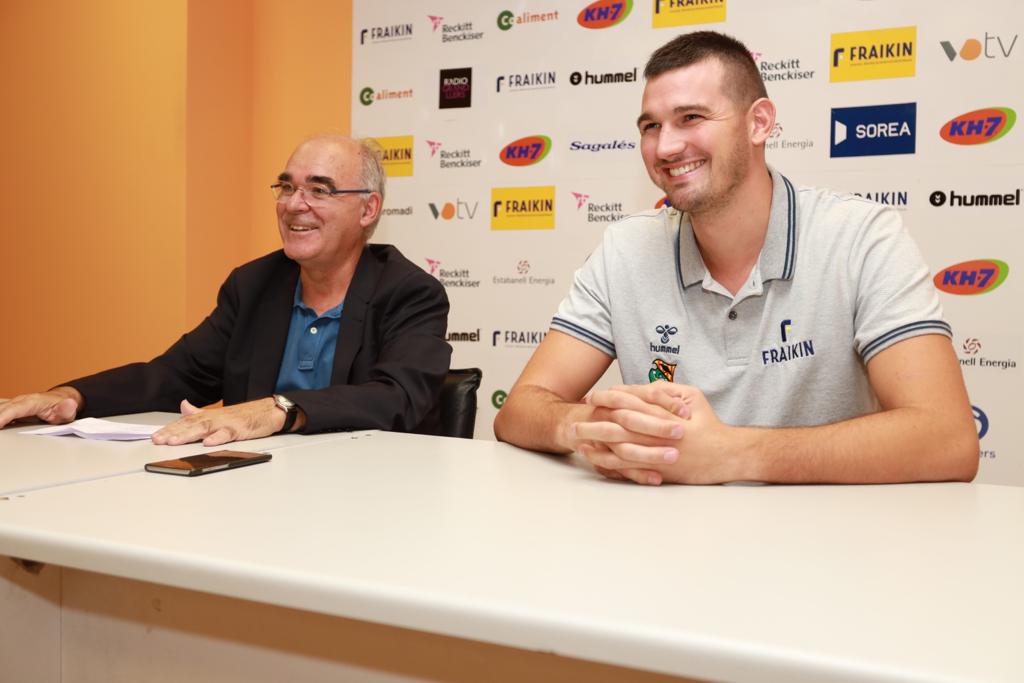 Drasko Nenadic, a la dreta, es va mostrar feliç per tornar a Granollers, durant la roda de premsa de la seva presentació