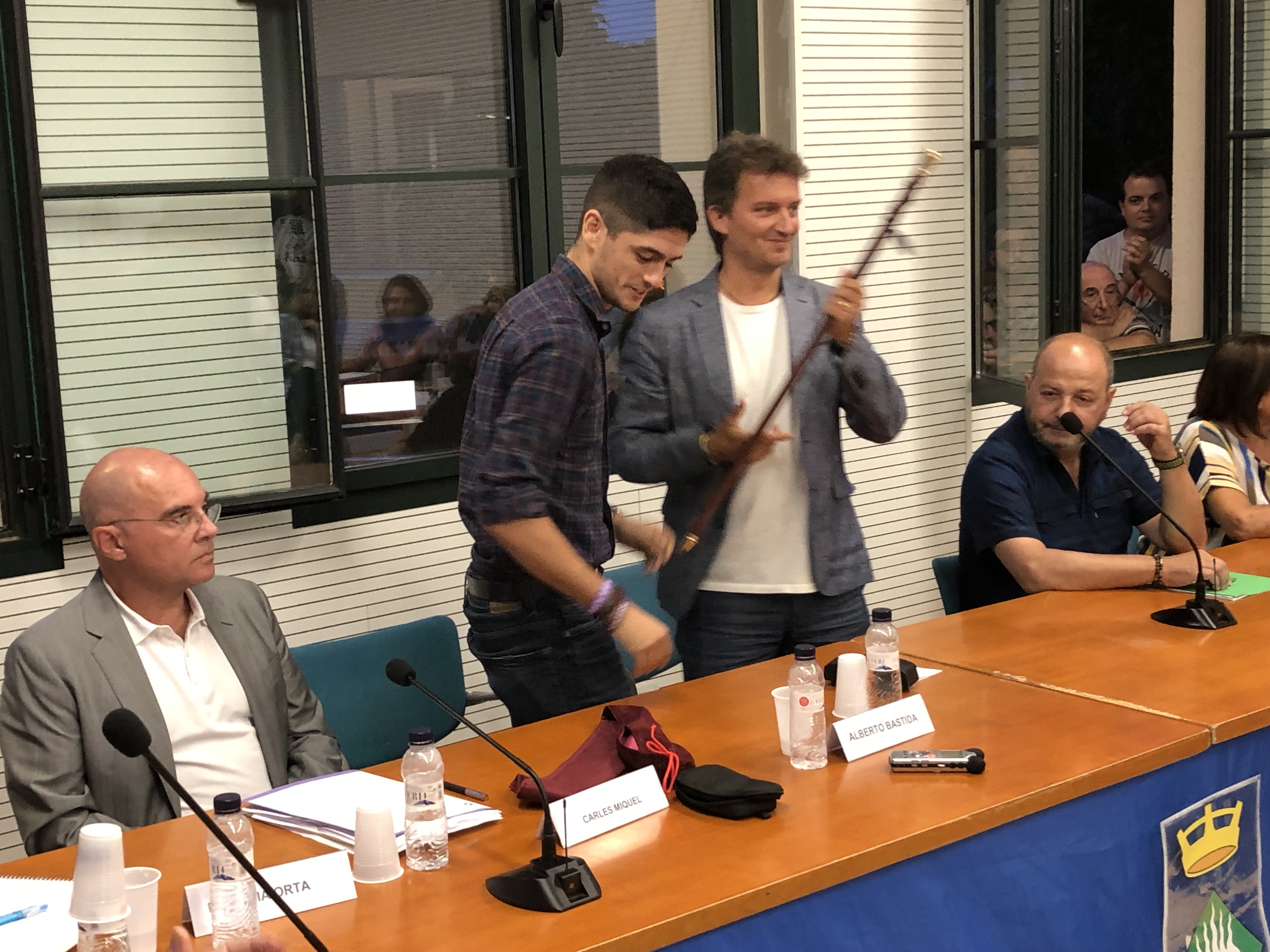 El regidor Alberto Bastida va lliurar la vara d'alcalde a Carles Miquel l'any 2019