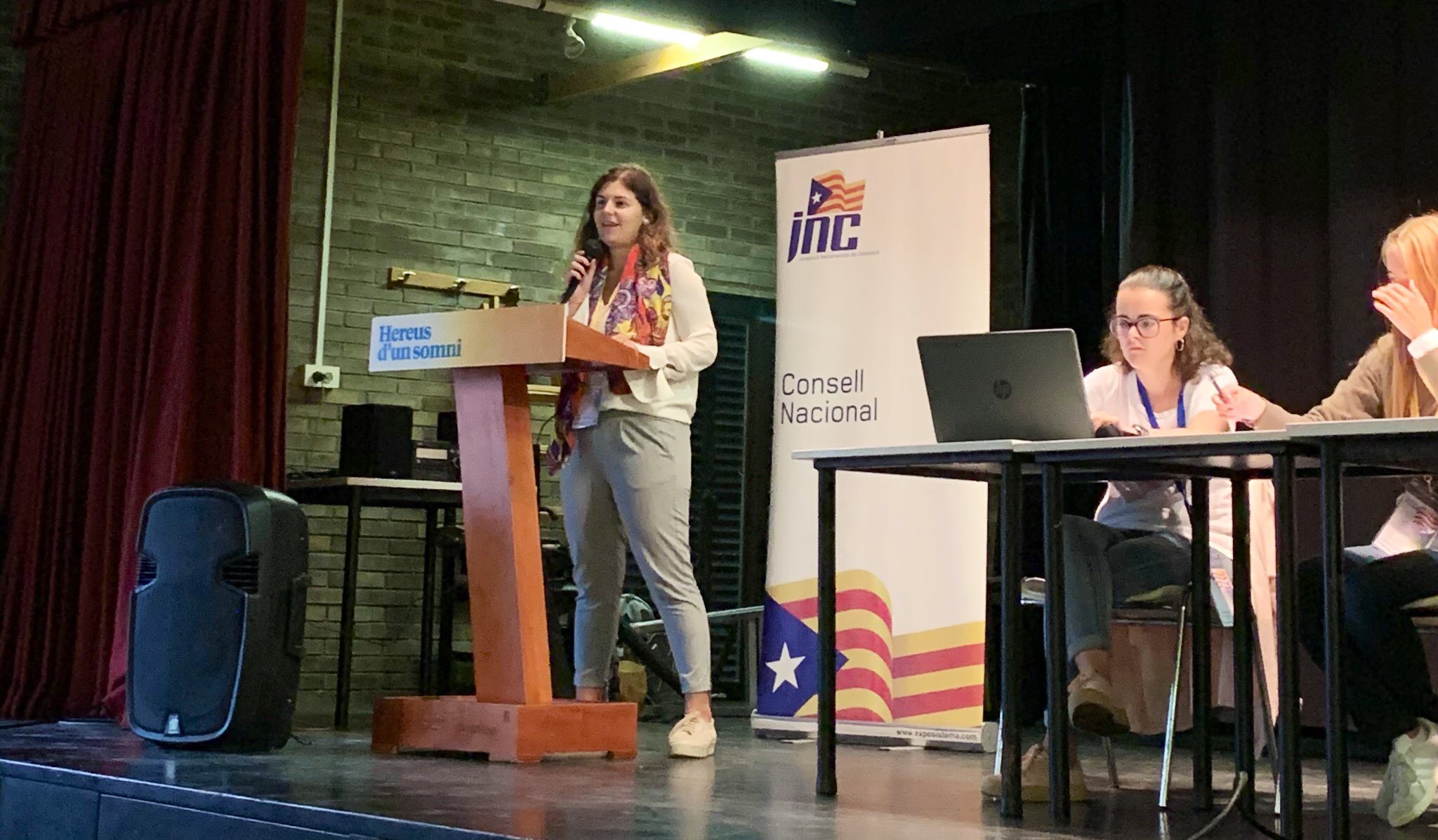 Un moment de la intervenció de Sandra Grau, cap comarcal de la JNC Osona