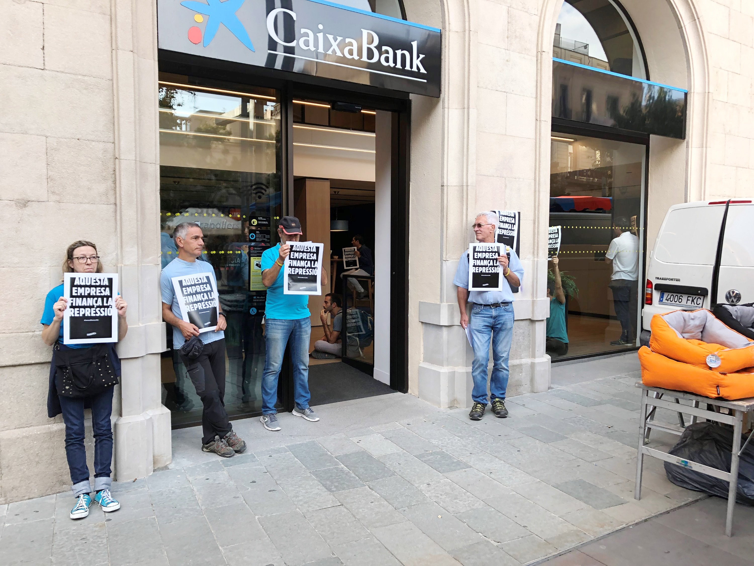 Manifestants a l'exterior de l'entitat financera
