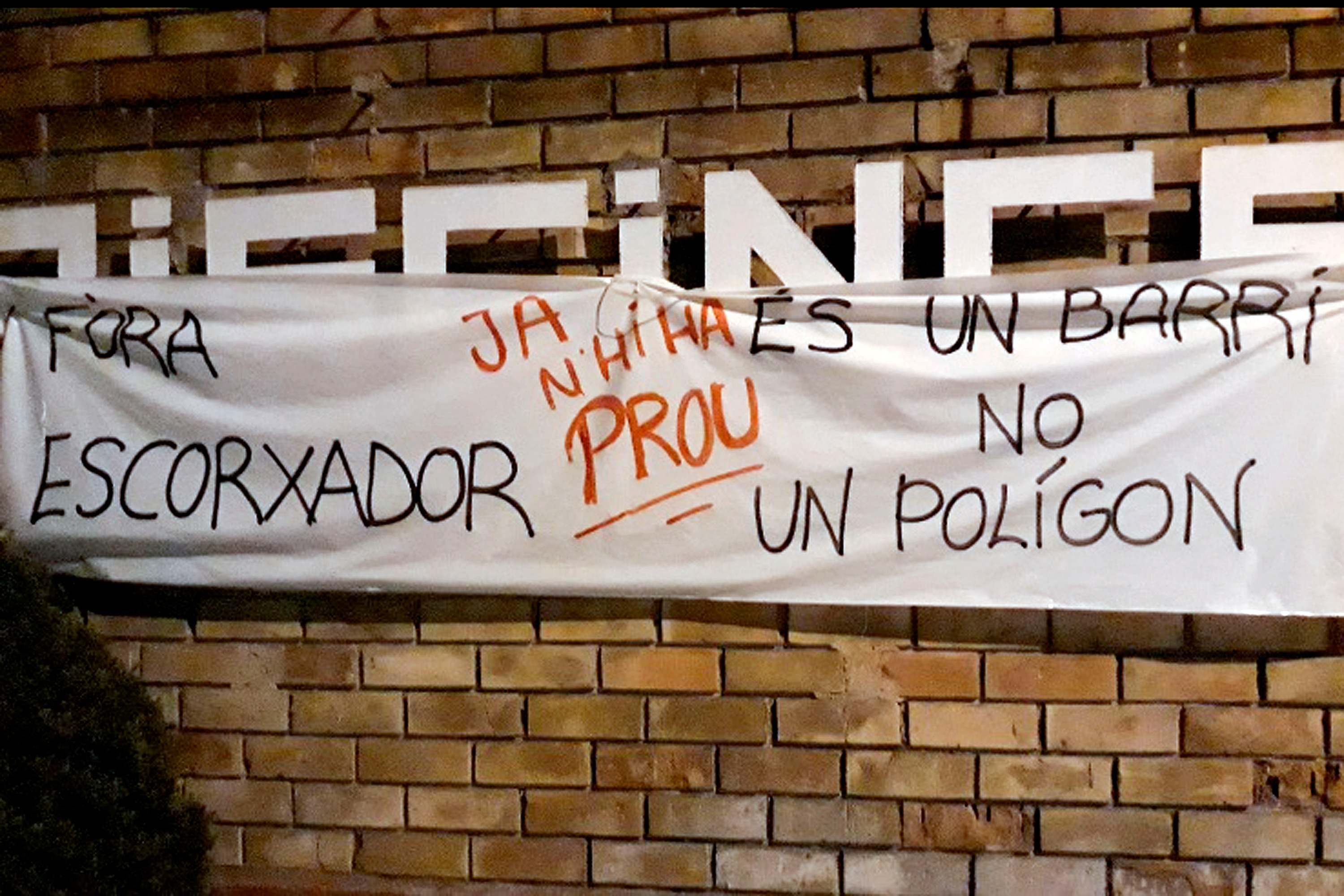 Pancarta que la setmana passada va aparèixer penjada a l’edifici de la piscina, a la rotonda de la plaça Sanglas i Alsina