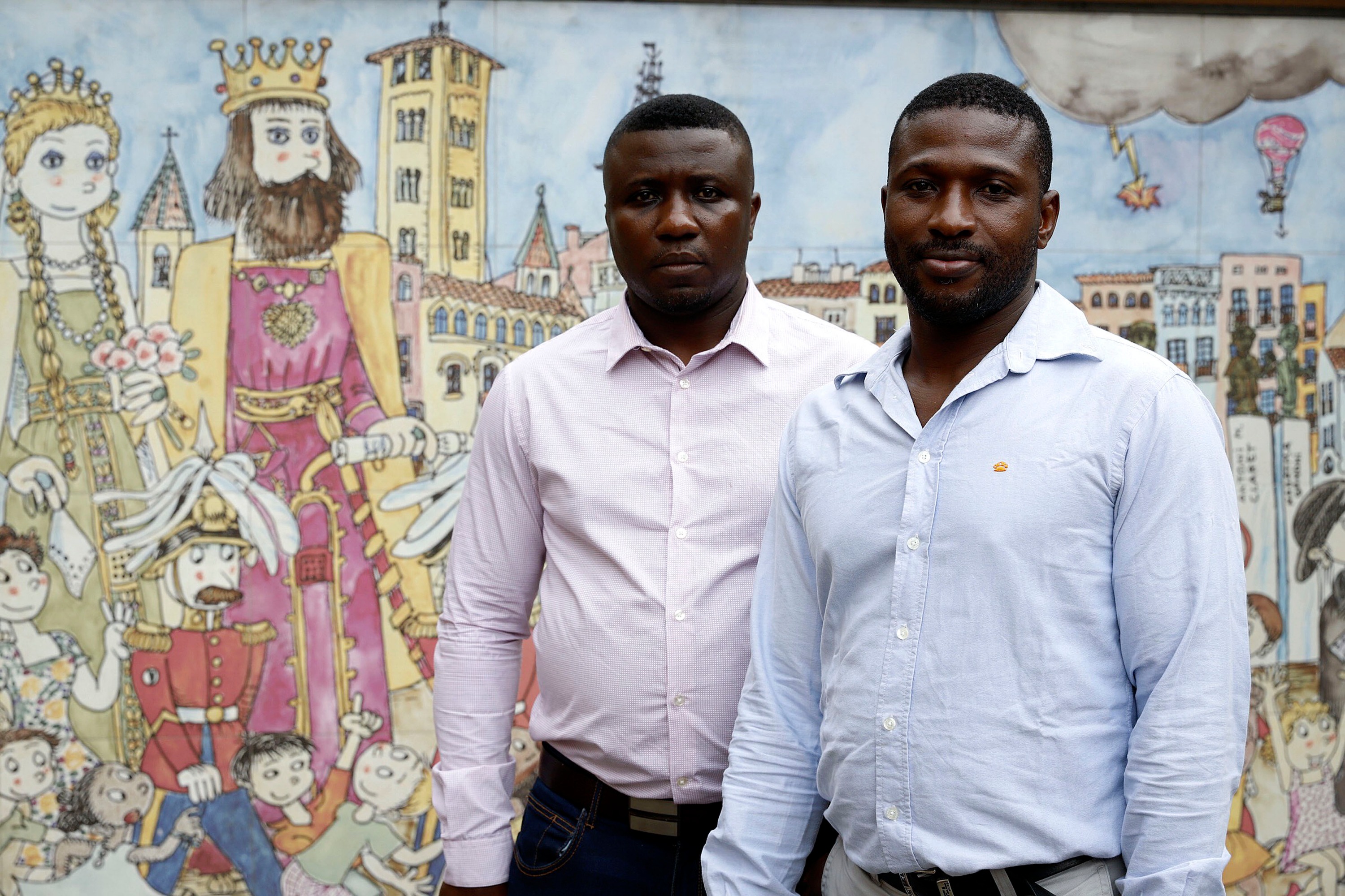 Alexander Tabiri i Malic Baa, aquest dissabte davant el mural de Pilarín Bayés al barri d’Osona, a Vic