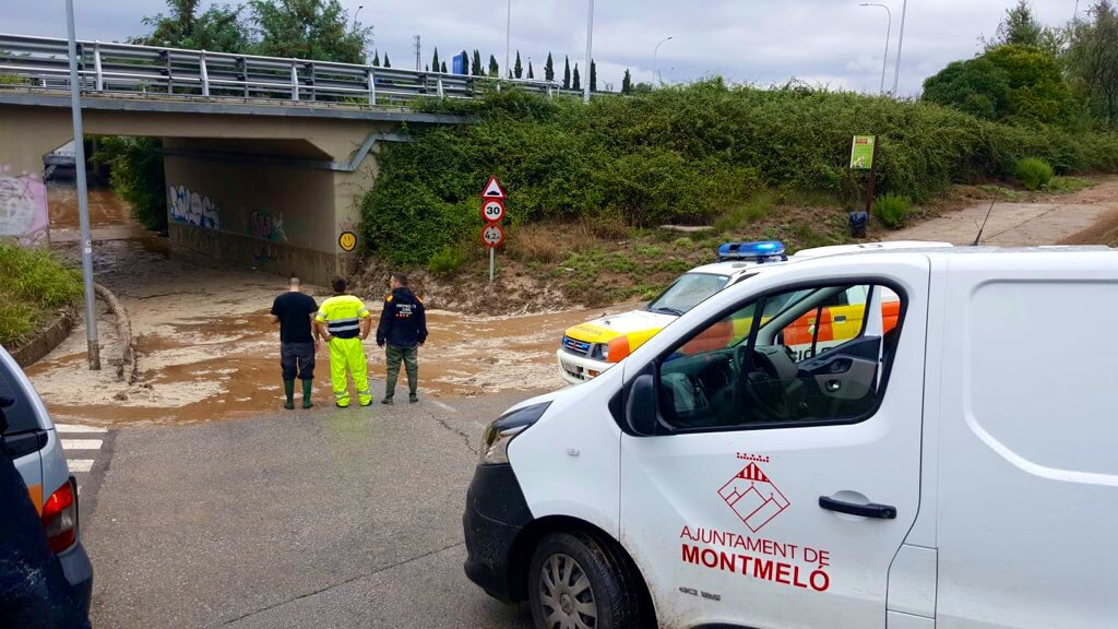 Efectius de Protecció Civil treballen en un pont inundat per la pluja a Montmeló