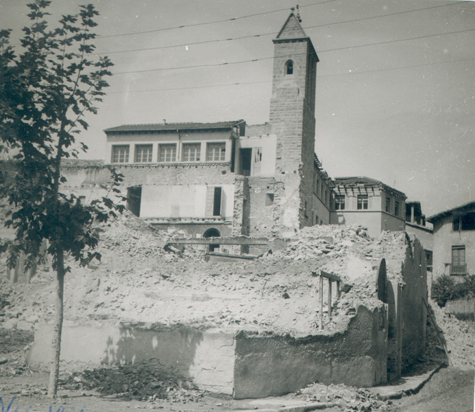 L'església de la Mercè i part del convent dels claretians de Vic en runes a finals de l'any 1936