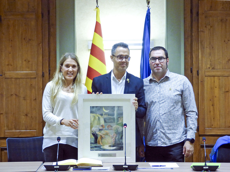 Clàudia Galicia amb l'alcalde de Torelló, Marçal Ortuño, i el regidor d'Esports, David Sánchez