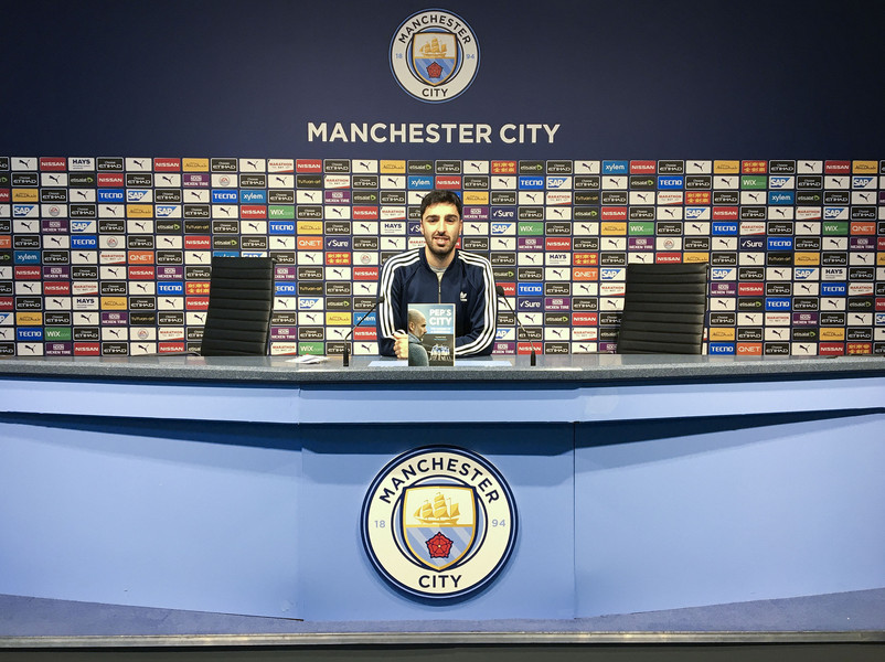 Ballús, a la sala de premsa de l’Etihad Stadium amb el nou llibre que va sortir a la venda a Anglaterra la setmana passada