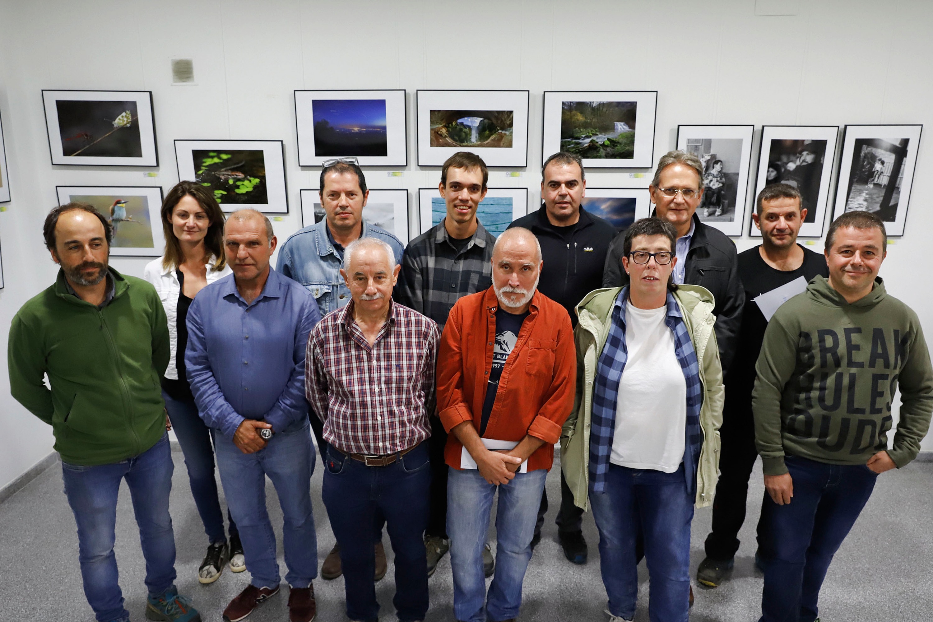 Foto de família amb alguns dels premiats al concurs internacional de fotografia; les imatges han quedat exposades al local d’entitats de l’Esquirol