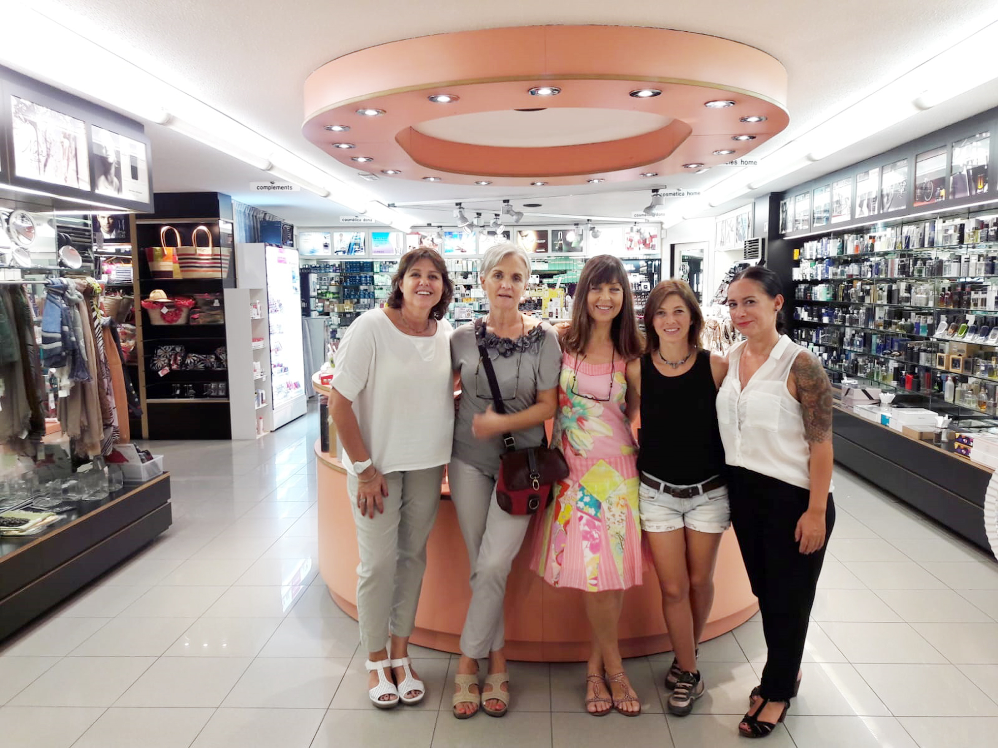 Montse Caussa amb el personal de la botiga del carrer Joan Prim