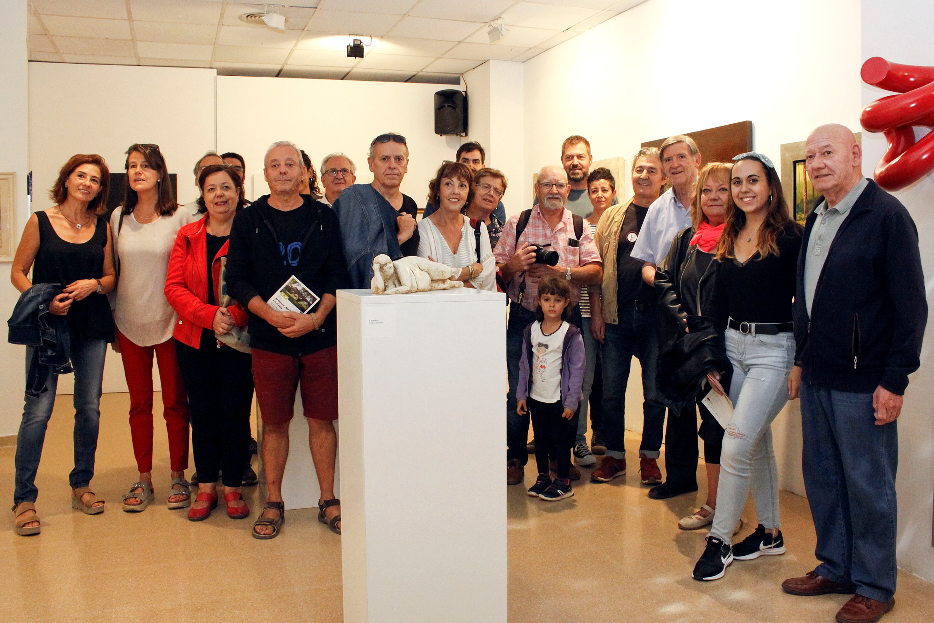 Foto de família d’alguns dels artistes participants a la mostra que divendres van assistir a la inauguració