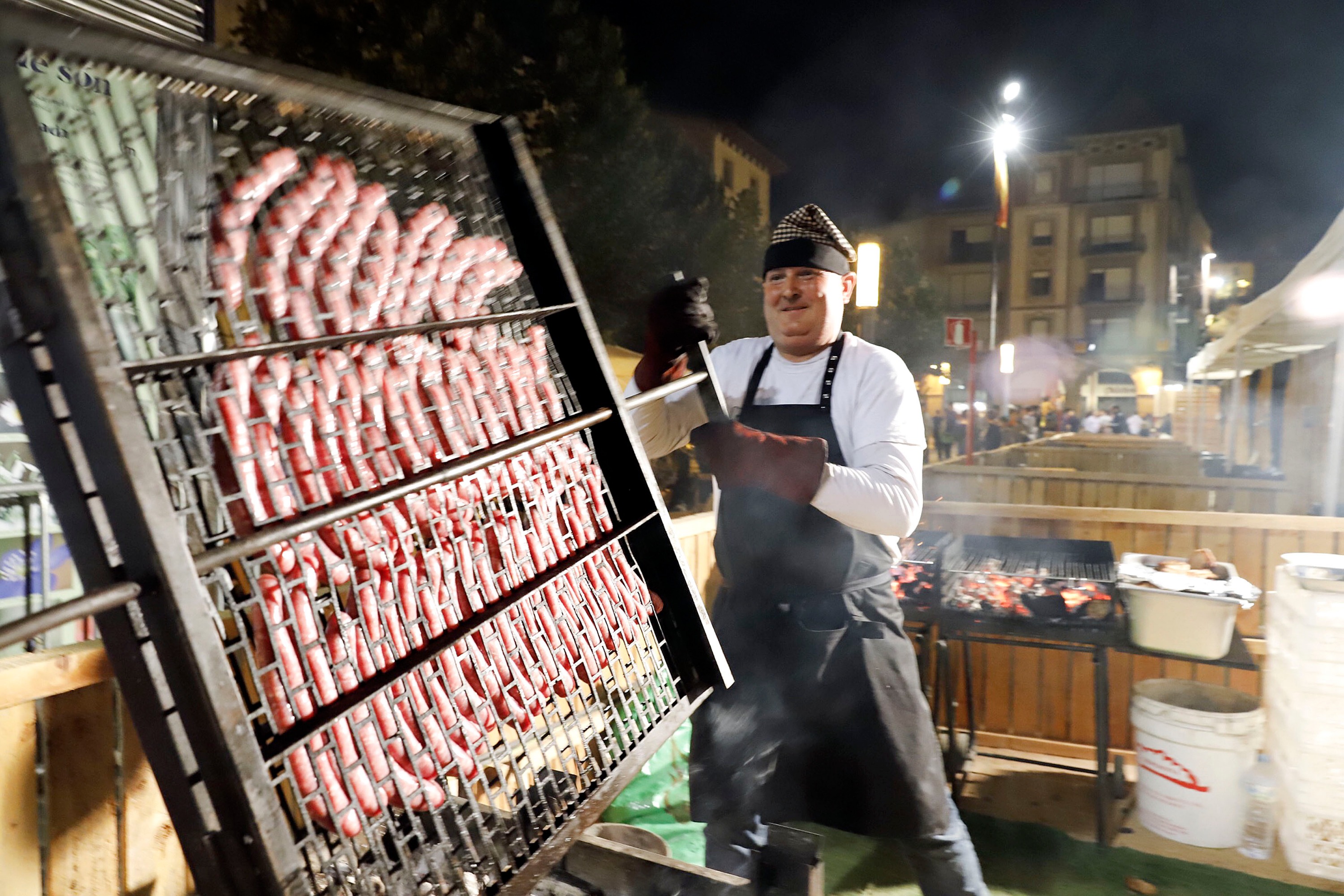 Els cansaladers del Mercat Municipal es van encarregar dissabte de rostir un porc durant tot el dia i coure altres productes per al sopar dels assistents