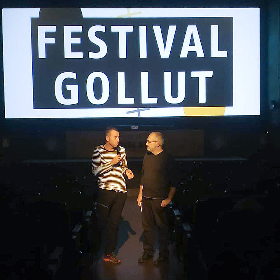 El director del festival, Joaquim Roqué, amb Xavier Esgleas (amb el micròfon), en el fòrum sobre el documental que ha realitzat, 'Ossètia del Sud, la terra intacta' al Cinema Catalunya.