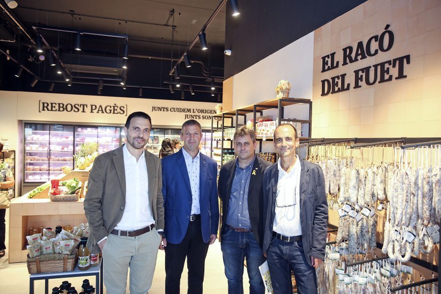 El gerent, Daniel Bassas; el president, Vicenç Fabré; l'alcalde de Gurb, Josep Casassas; i el gastrònom Pep Palau, a la nova botiga de la cooperativa