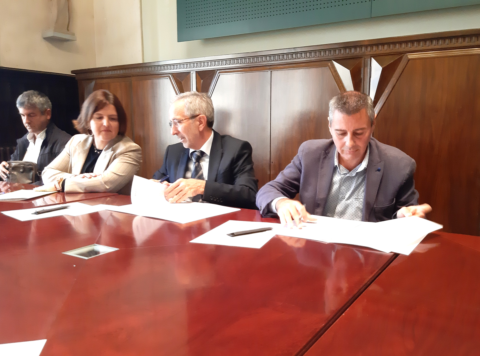 El president de l'associació, Juan José Ibáñez, i l'alcalde, Josep Mayoral en la firma del conveni