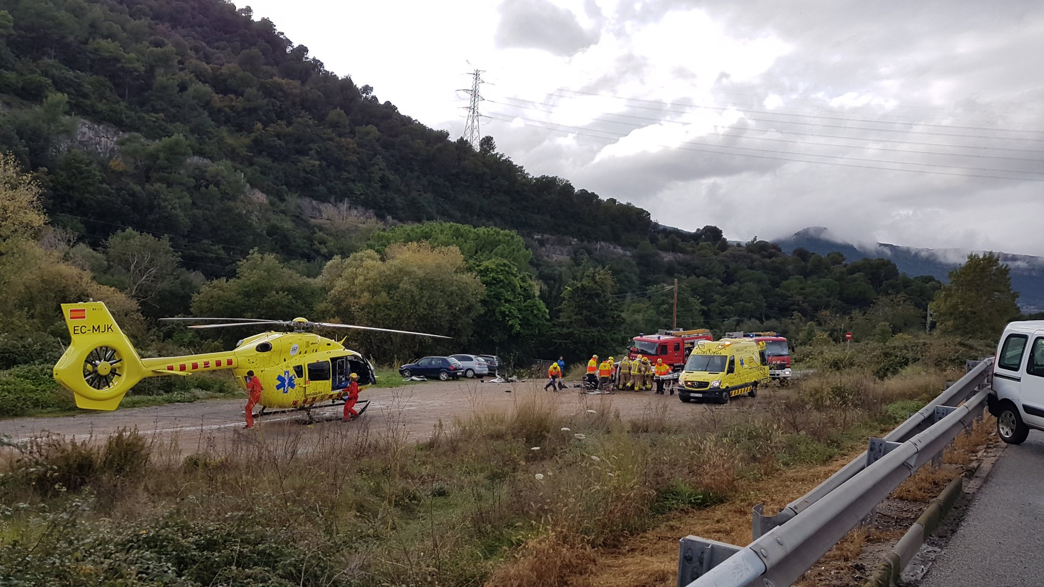 Els serveis d'emergències al lloc de l'accident, al Pinós
