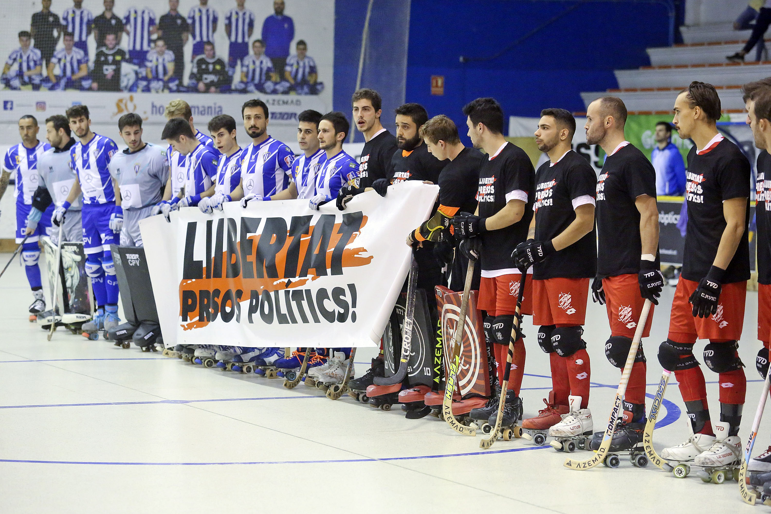 Els jugadors dels dos equips van desplegar la pancarta que demana la llibertat dels presos polítics