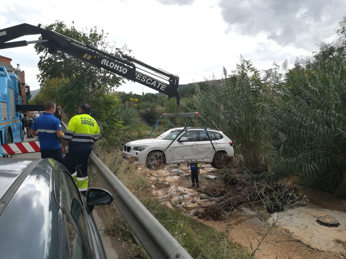 Diumenge dos vehicles van ser arrossegats per l'aigua a la riera Seca, a la Llagosta