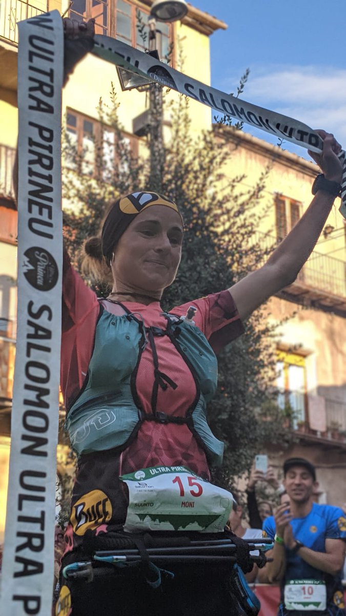 Mònica Comas, guanyadora de la Salomon Ultra Pirineu, just després de creuar la meta