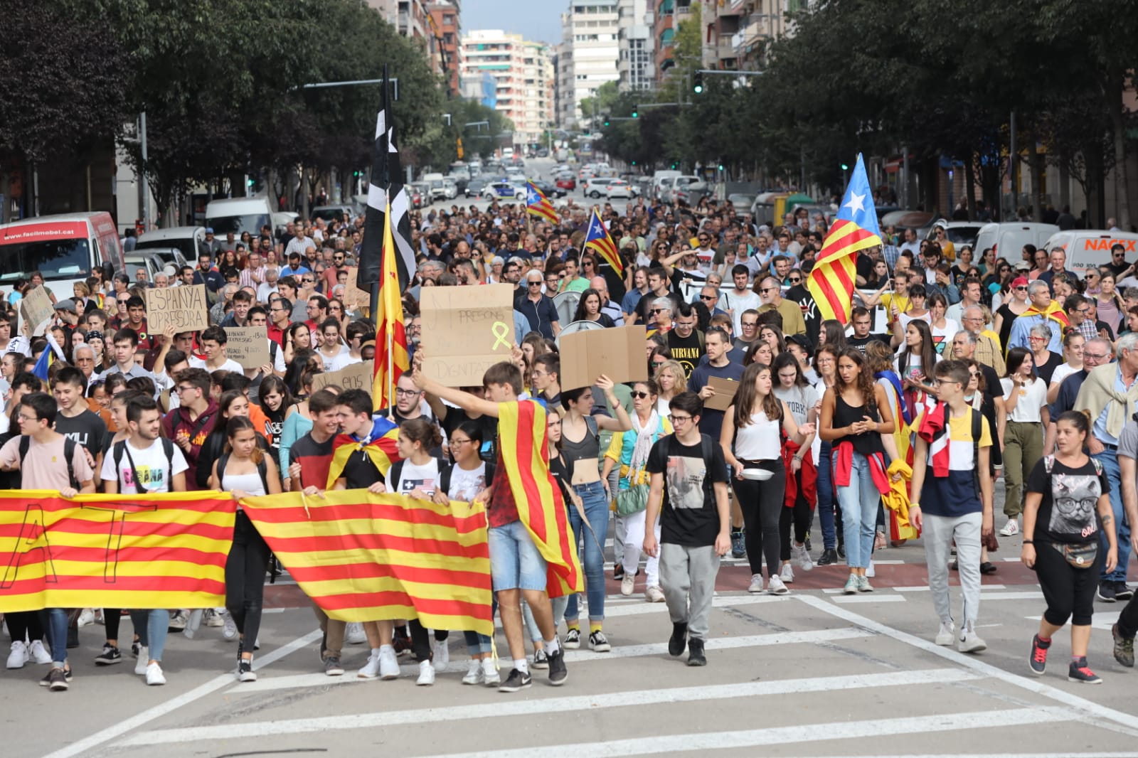 Aspecte de la manifestació de Granollers al pas per la plaça Serrat i Bonastre
