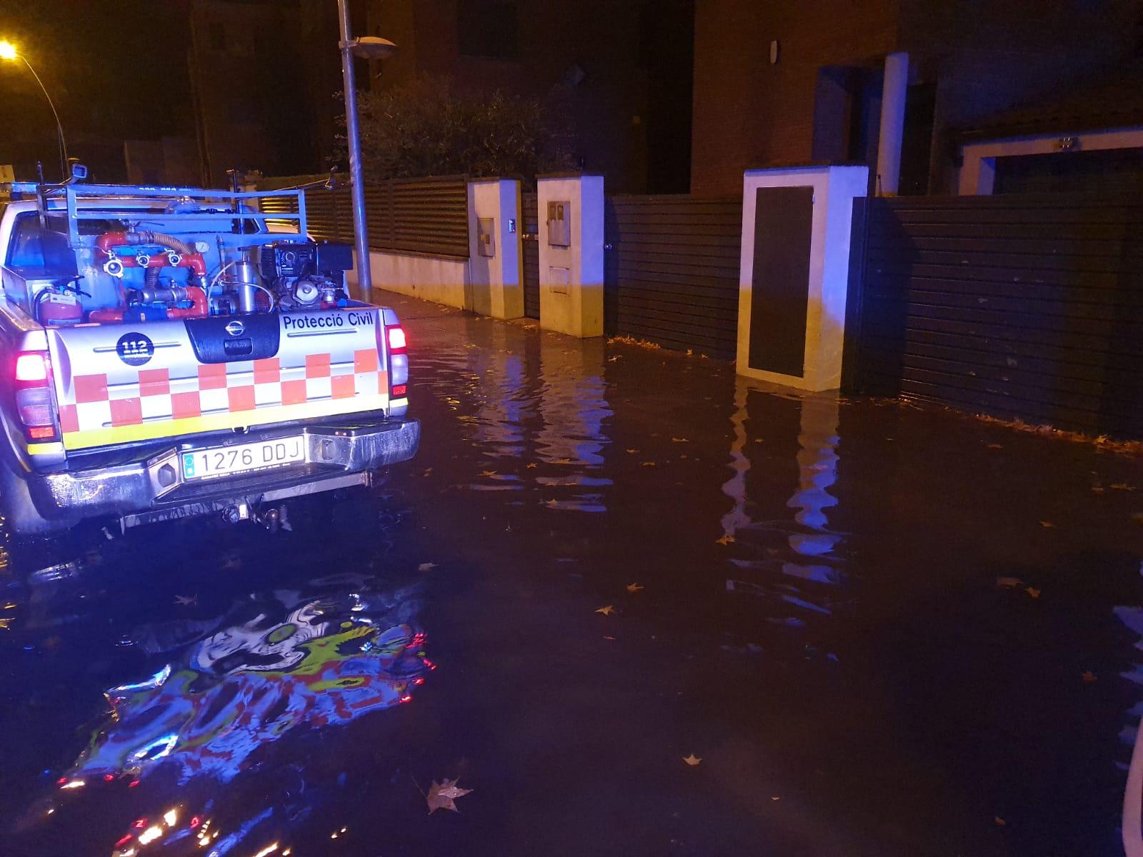 L'aigua ha provocat inundacions a diversos carrers de Sant Fost