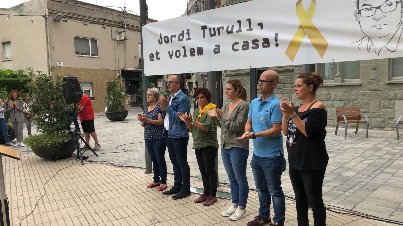 Els representants dels grups de govern de Parets durant la concentració a la plaça de la Vila, aquest dilluns al migdia