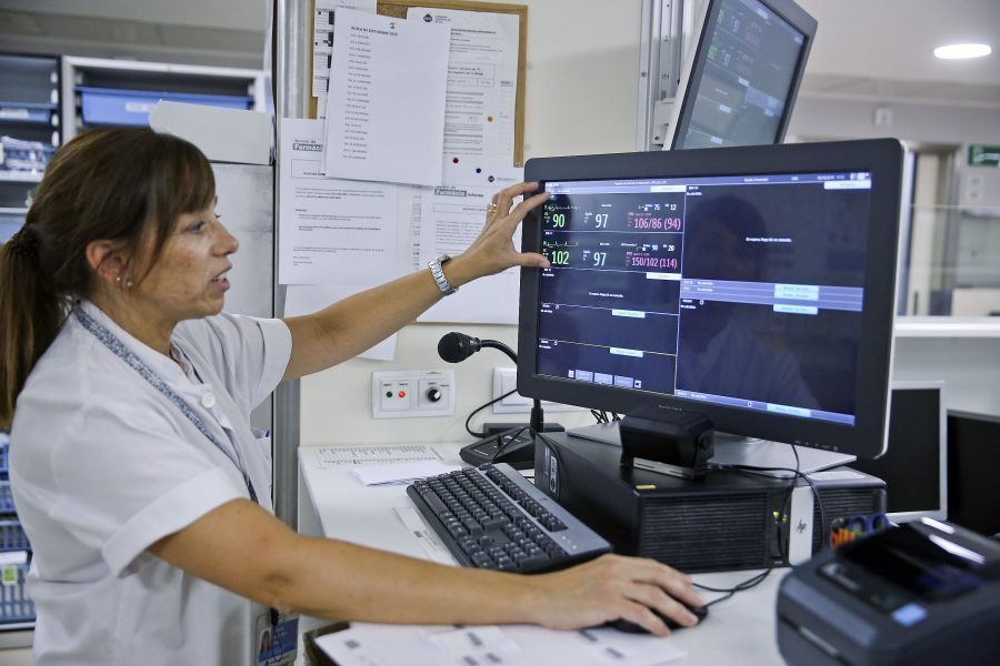 Garcia-Mota, analitzant les dades de dos pacients des del monitor ubicat al control central d'Urgències