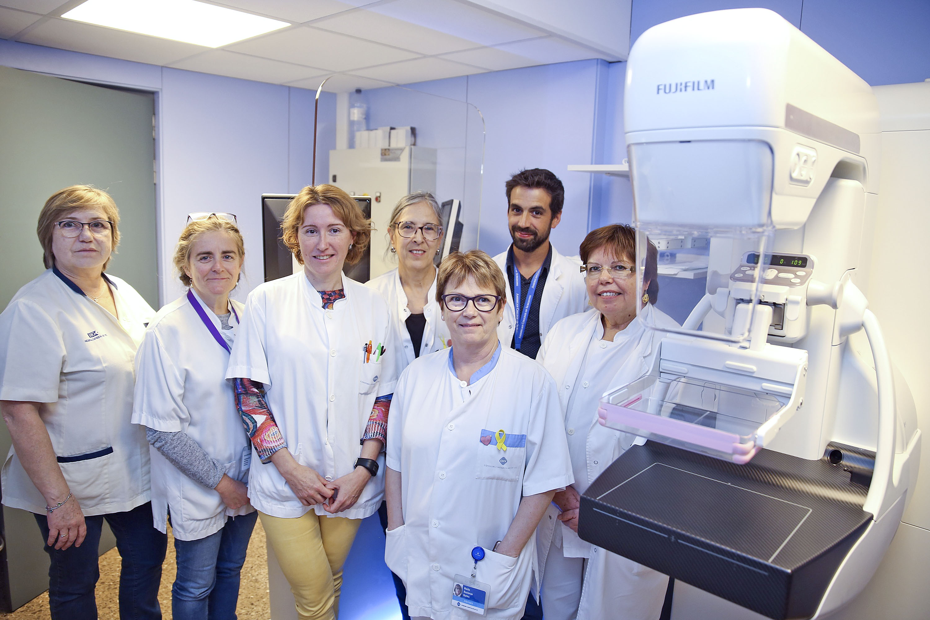 Part de l’equip de la Unitat de Patologia Mamària davant del nou mamògraf a l’HUV, aquest dimecres a la tarda